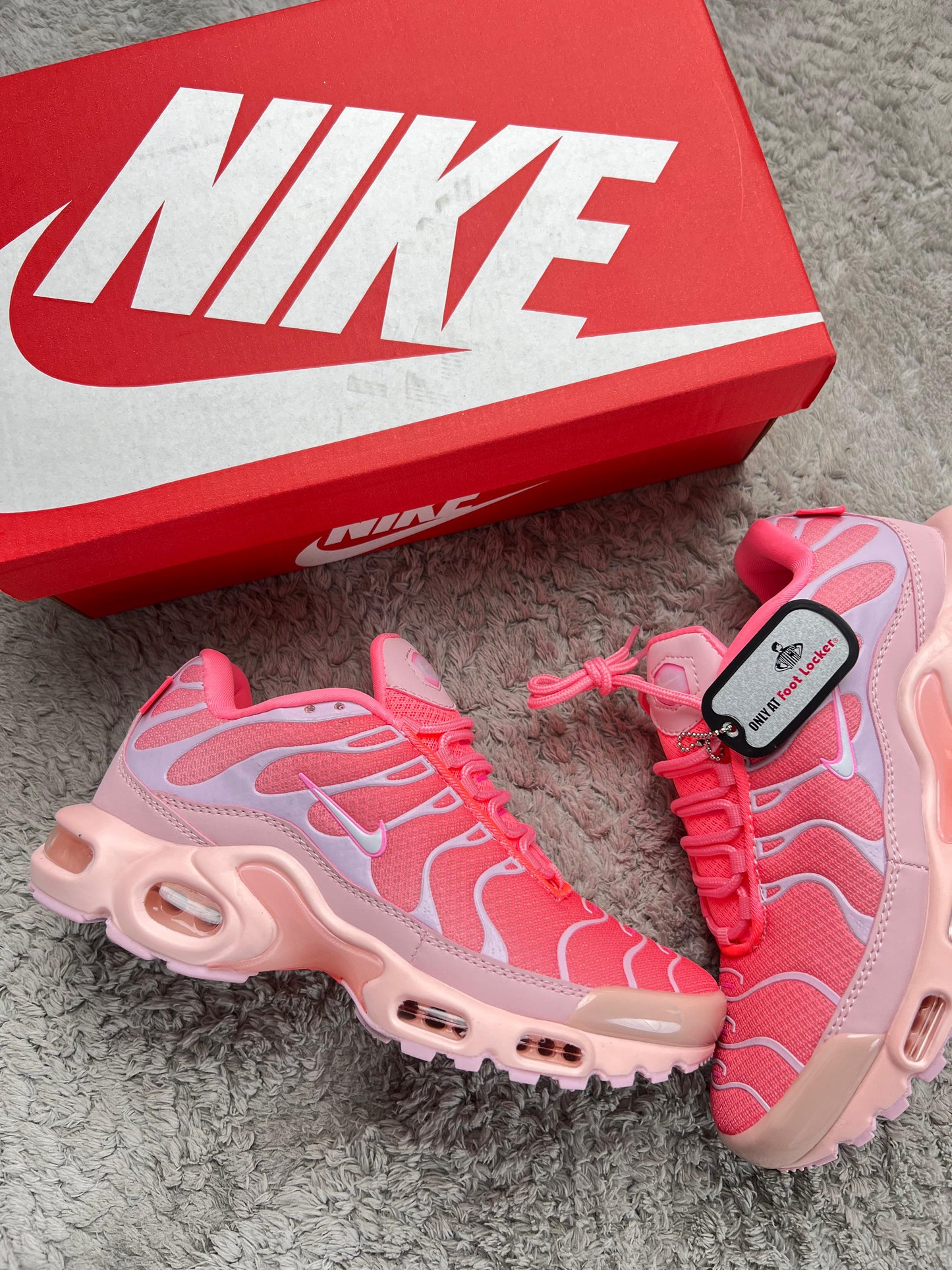 Nike tn rosa logo blanco contorno rosa