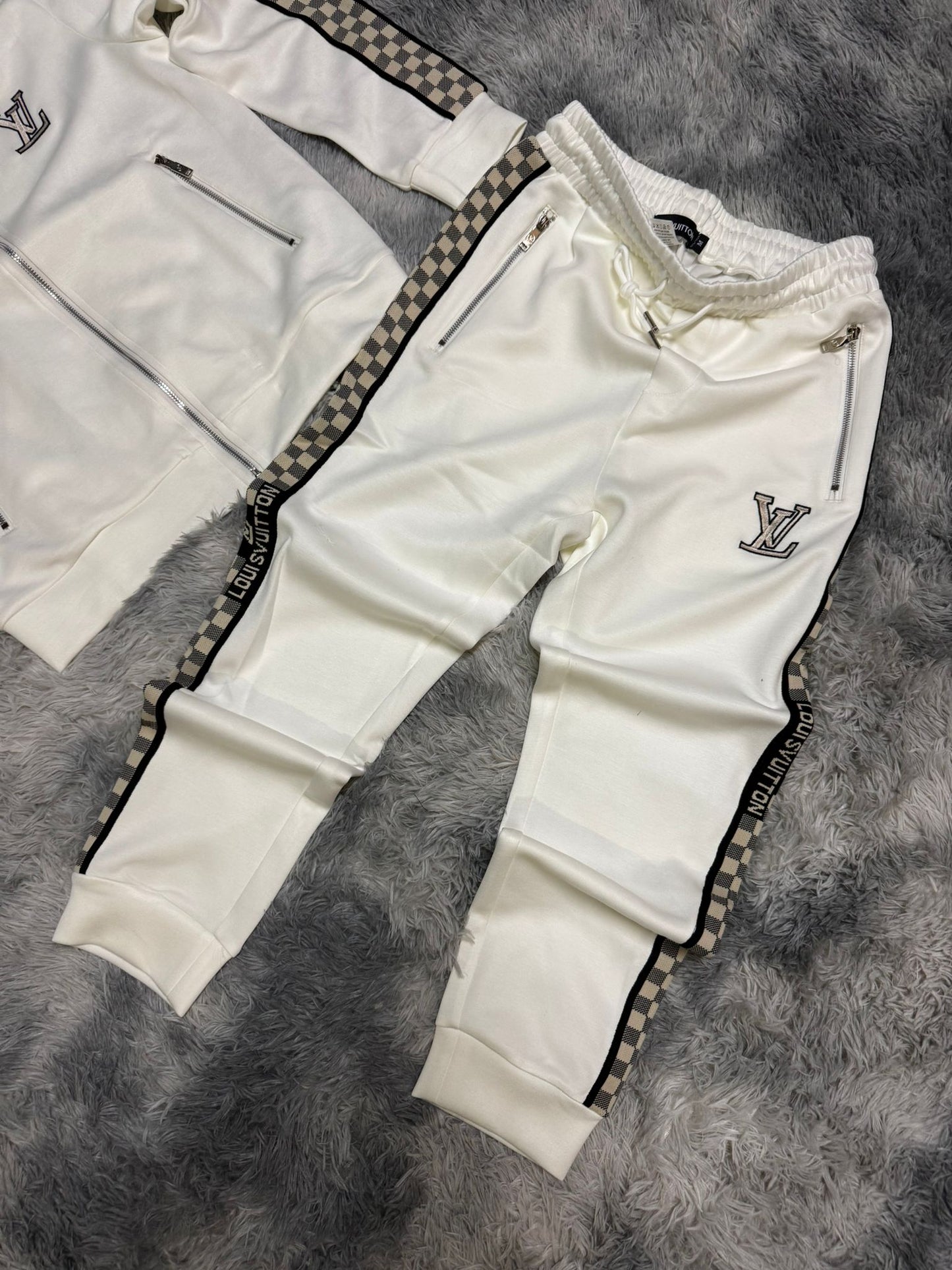 Chandal LV blanco logo negro detalles laterales