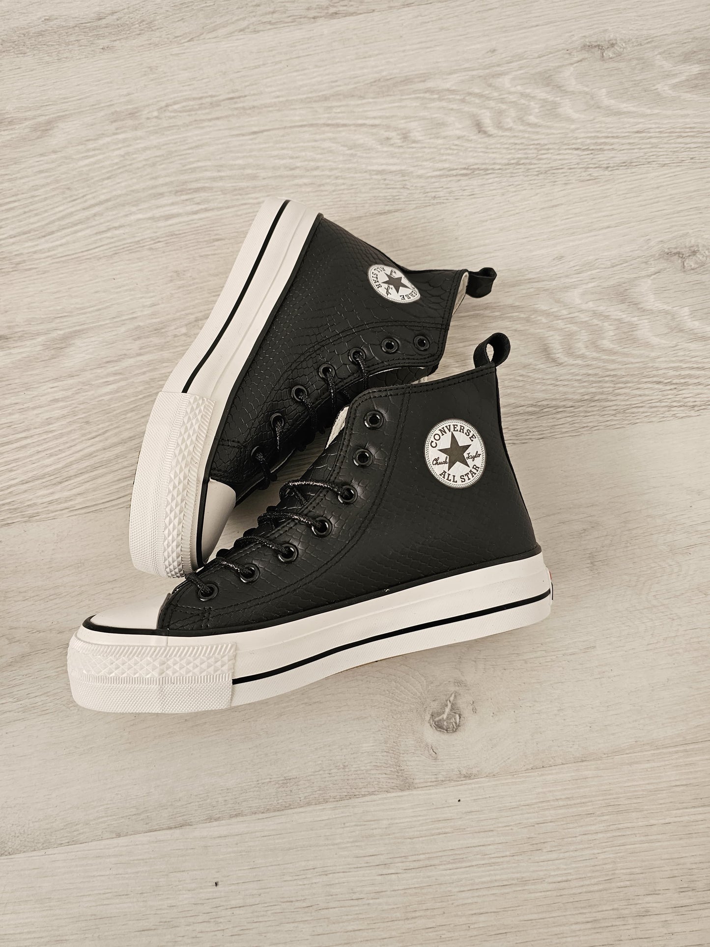 Convers negra cocodrilo