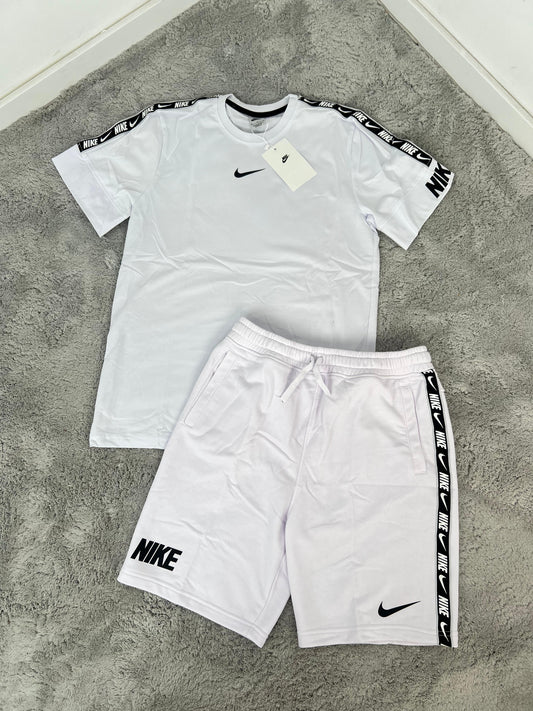 Conjunto corto nike blanco logo negro detalles negros