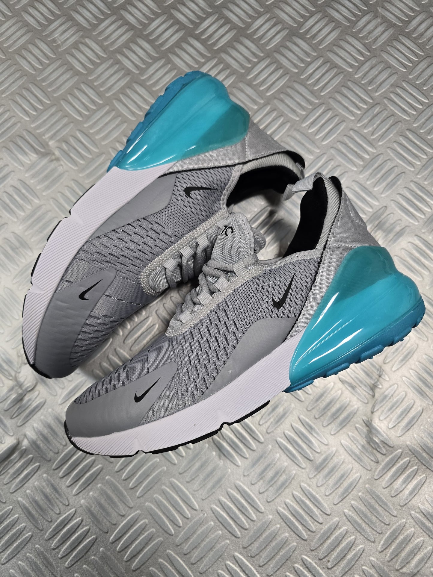 Air max 270 gris suela azul