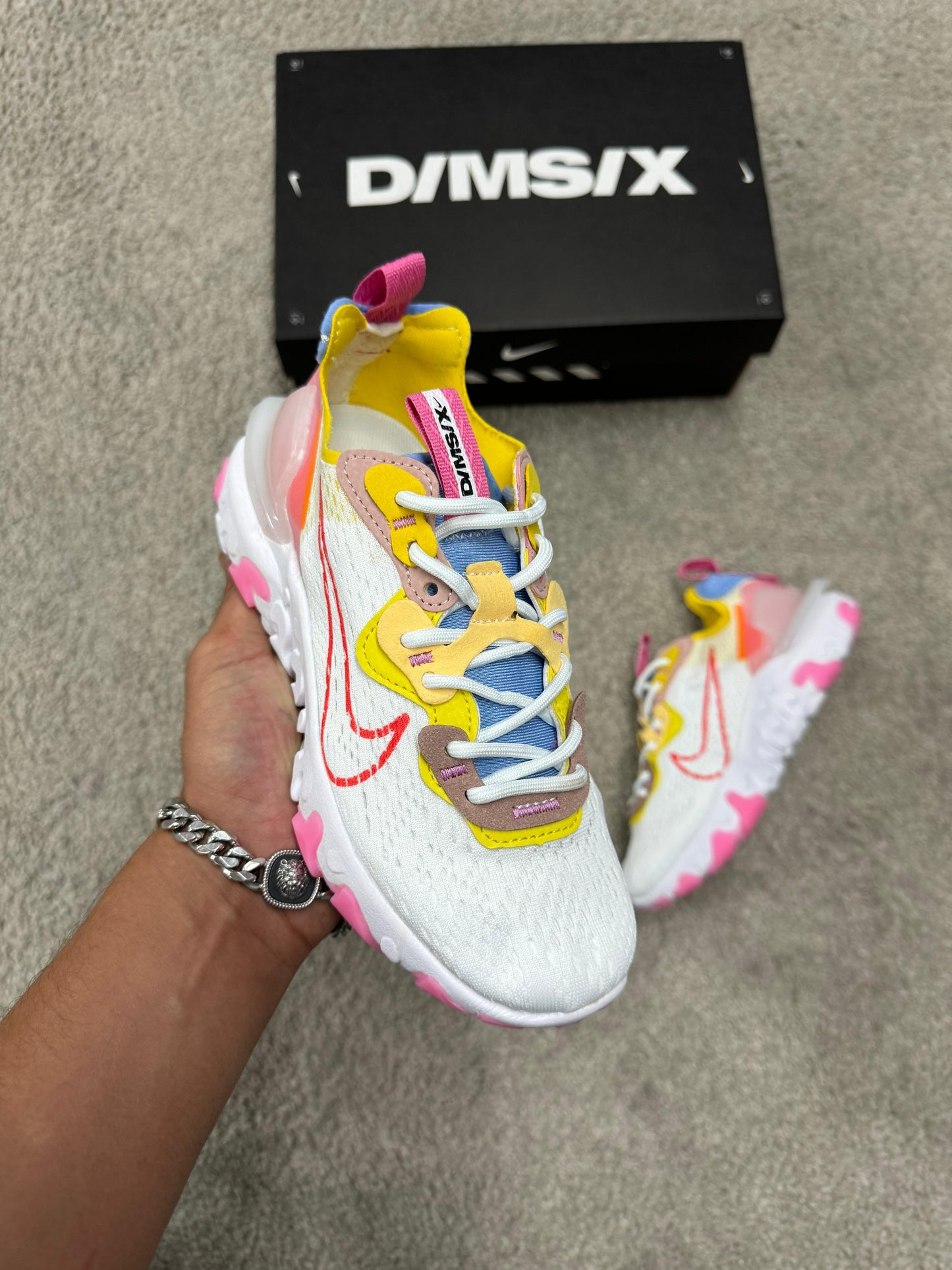 Nike react blancas logo rojo detalles rosas amarillos