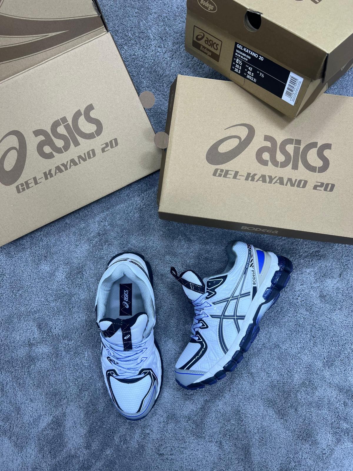 ASICS GEL-Kayano 20 “Bodega” blancas logo negro detalles azules