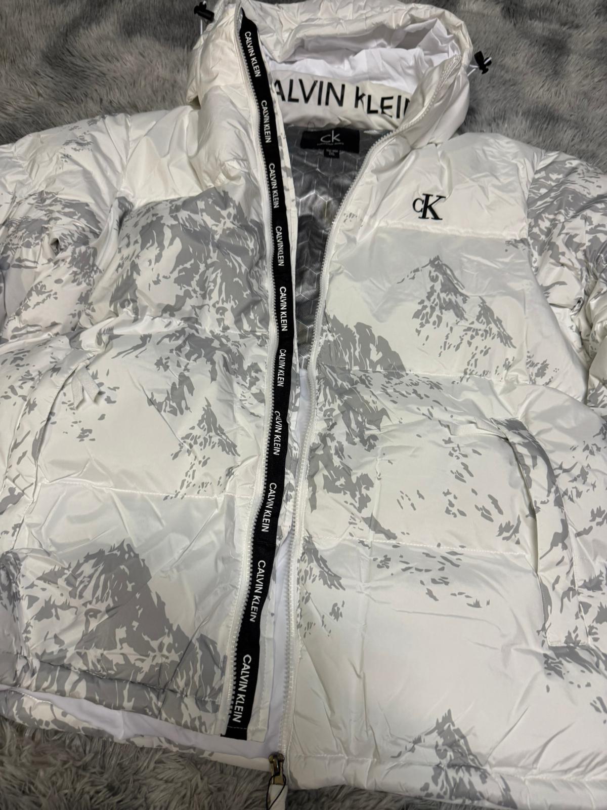 Chaqueta calvin klein blanca logo negro