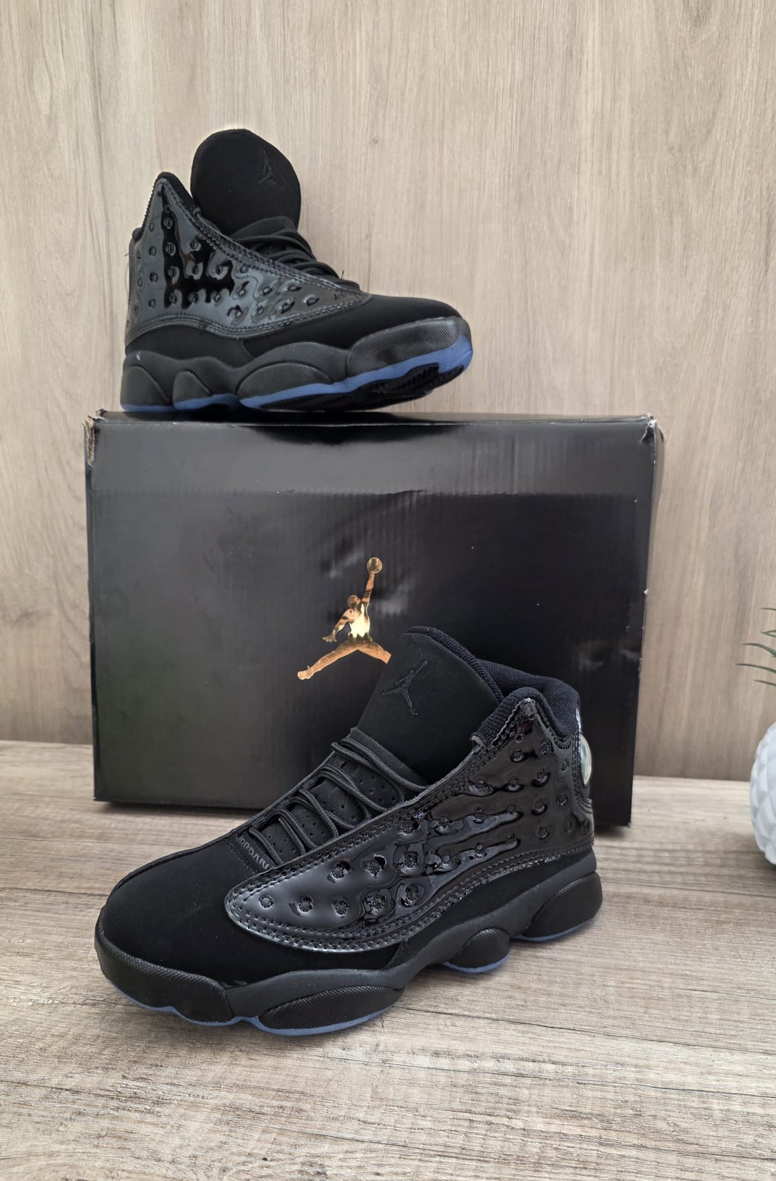Jordan 13 negra brillante
