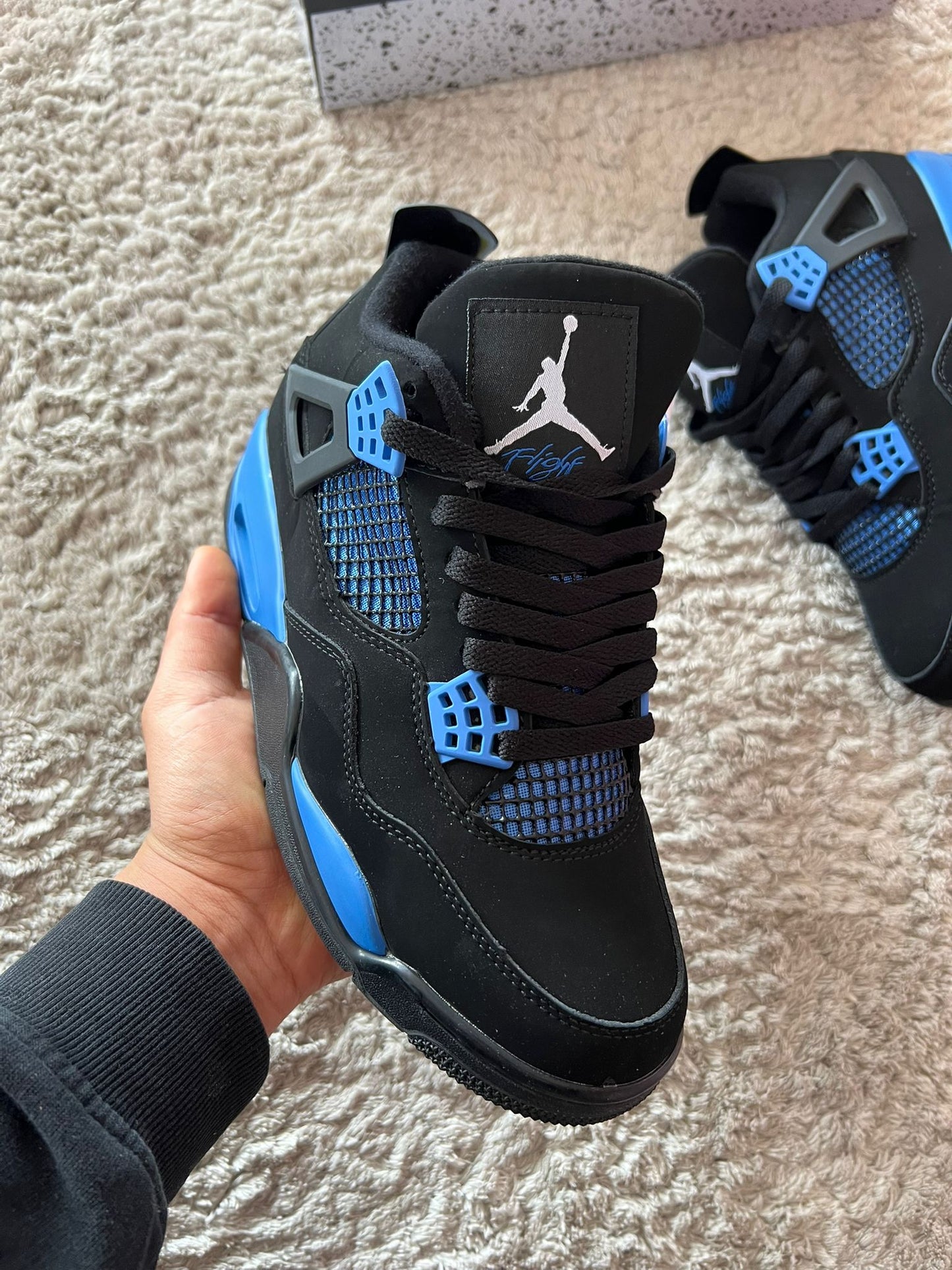 Jordan 4 negras y azules logo blanco