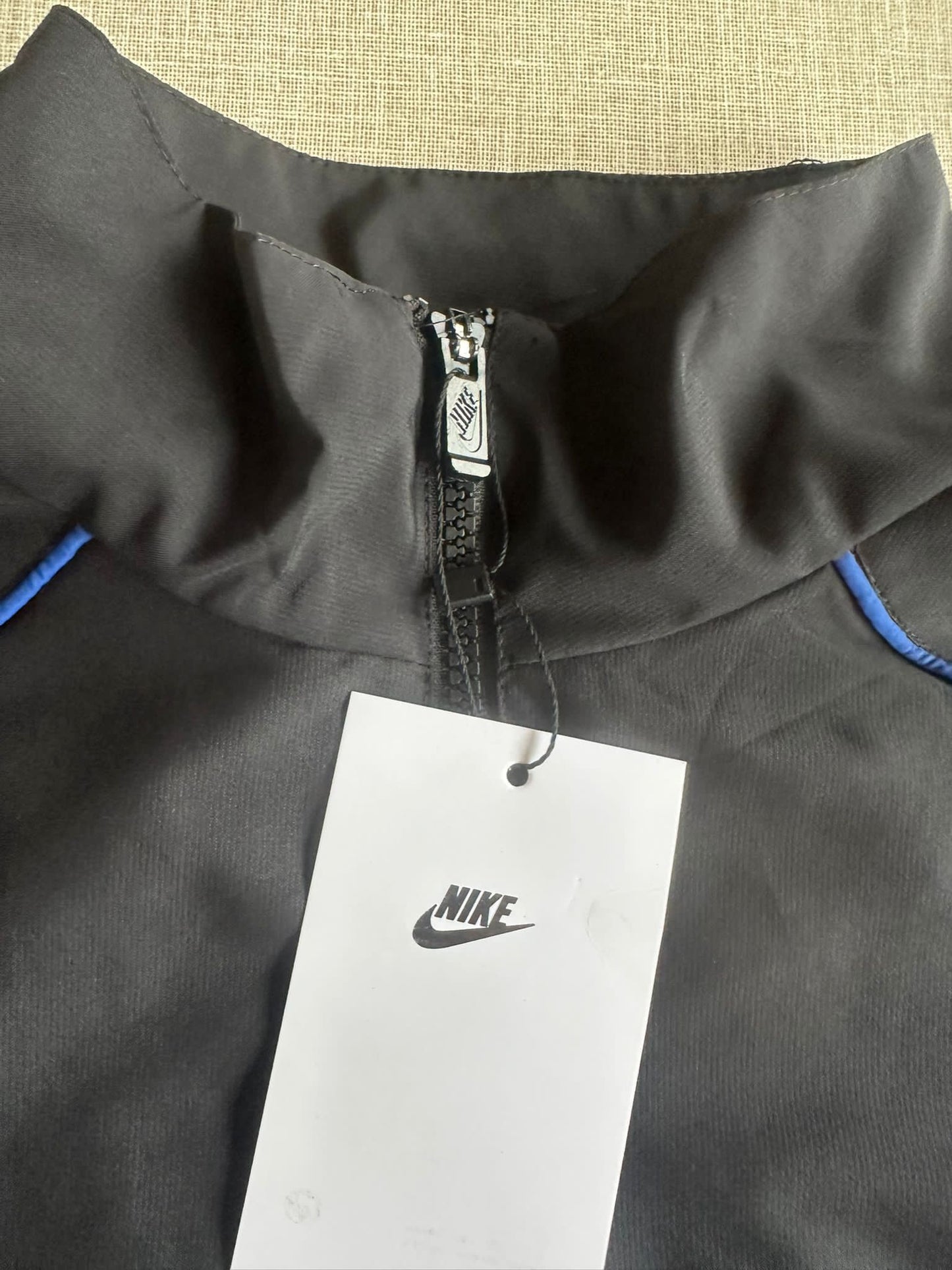 Chandal Nike TN negro y azul logo blanco contorno negro