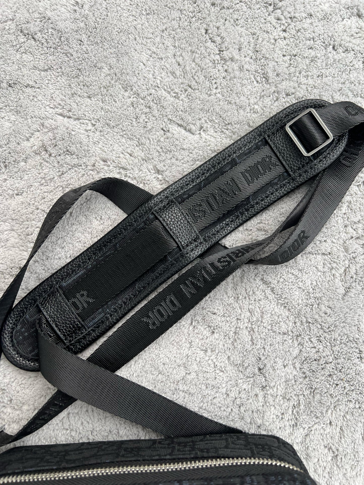 BANDOLERA DIOR negra logo plateado cremallera mitad