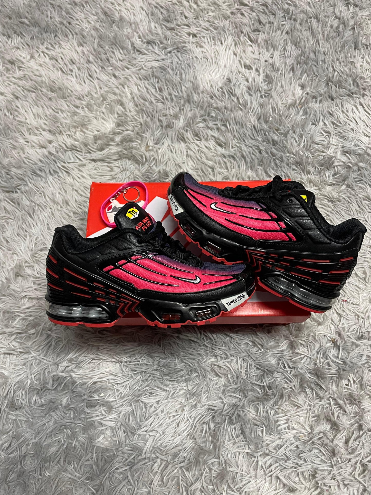 Tn Tunned negras y rojas logo blanco contorno negro