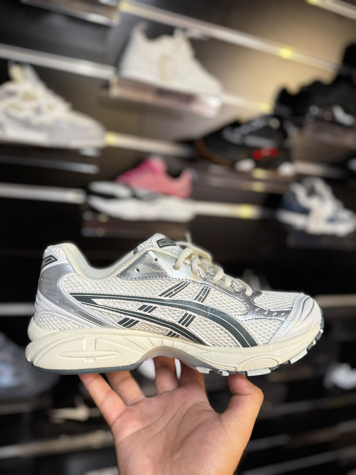 Asics blancos logo verde detalles grises