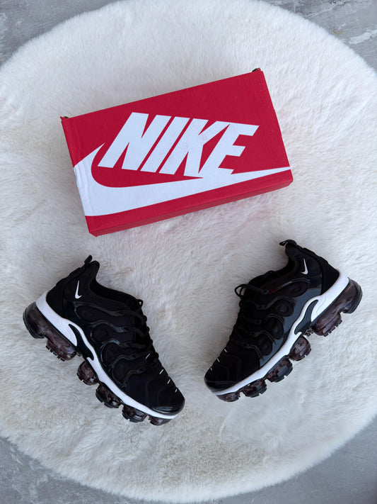 VAPORMAX PLUS NEGRAS LOGO BLANCO