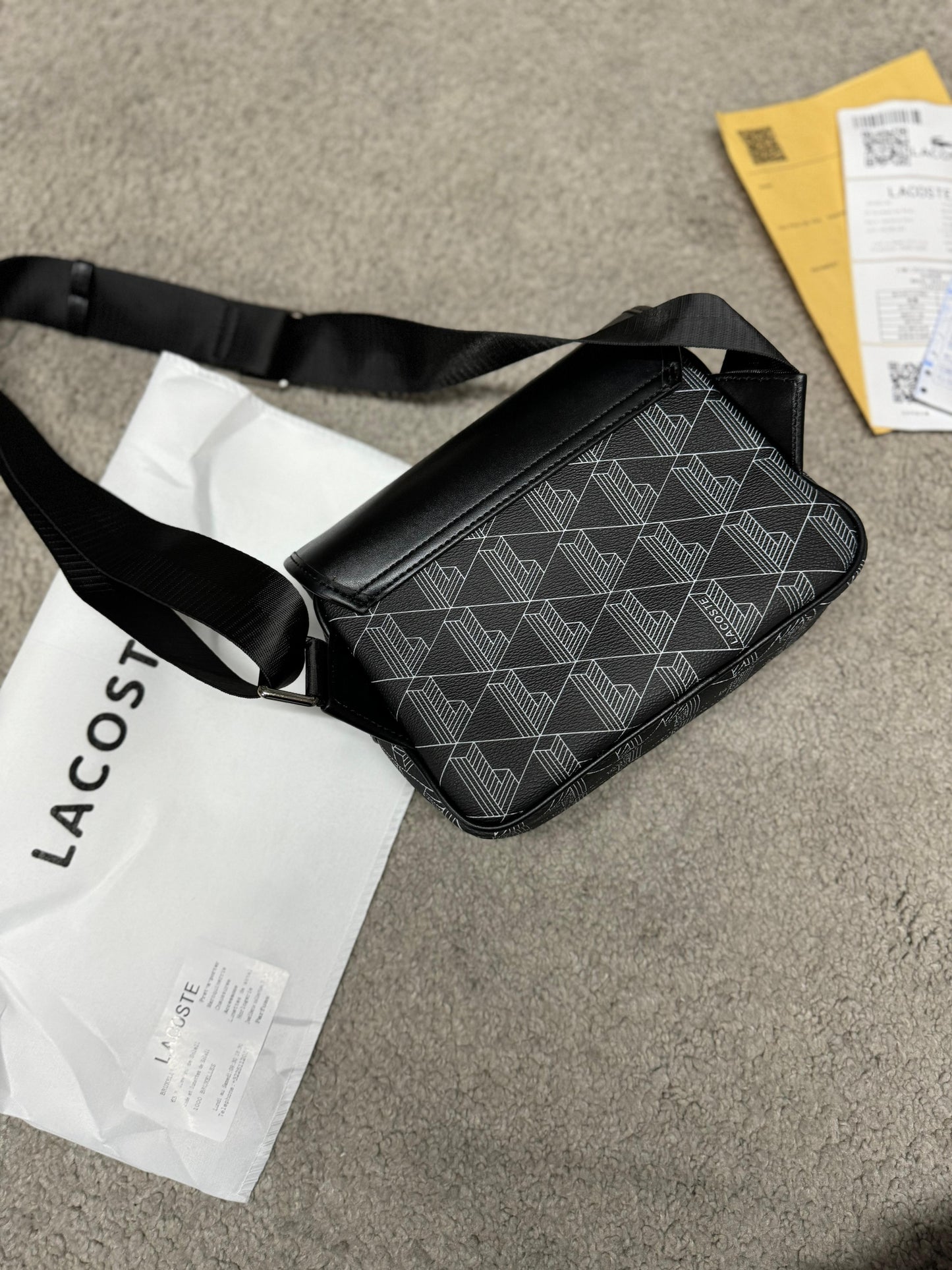 Bandolera lacoste negra detalles blancos