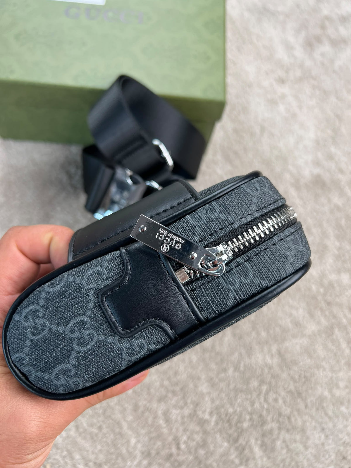 Bandolera Gucci gris detalles negros