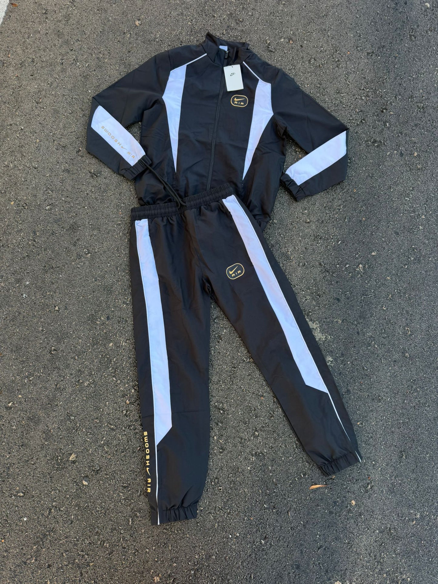 Chandal nike air negros detalles blancos logo dorado contorno negro