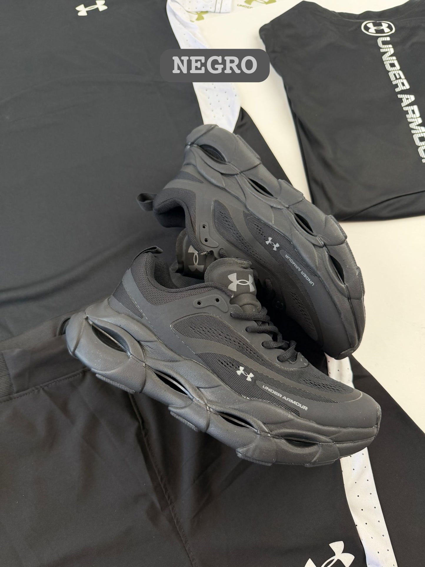 UNDER ARMOUR UA HOVER REACTOR negras logo blanco