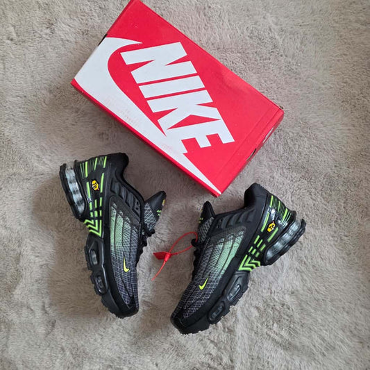 Nike tn tunned verde y negra logo amarillo