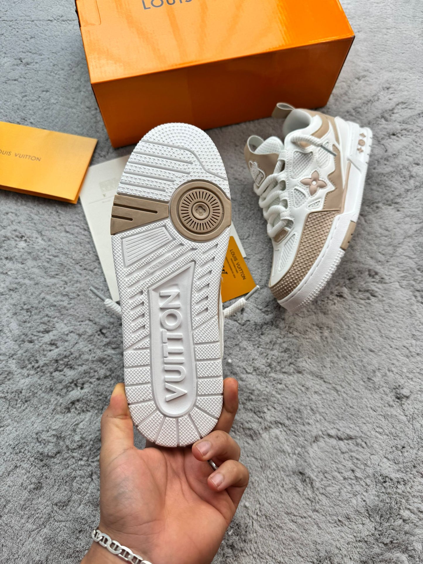 LV SKATE blancas logo beige