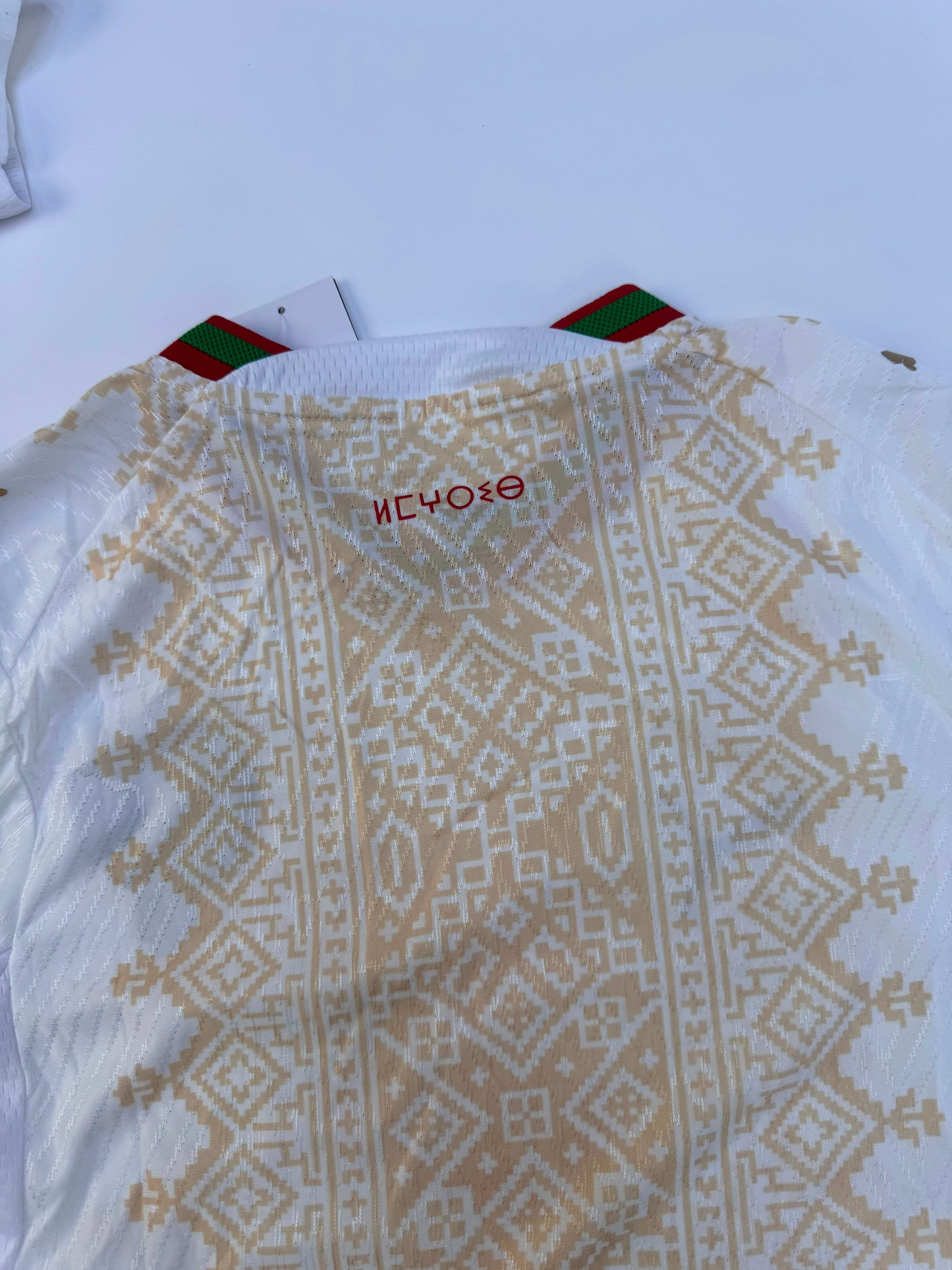 Equipacion Marruecos blanco y crema