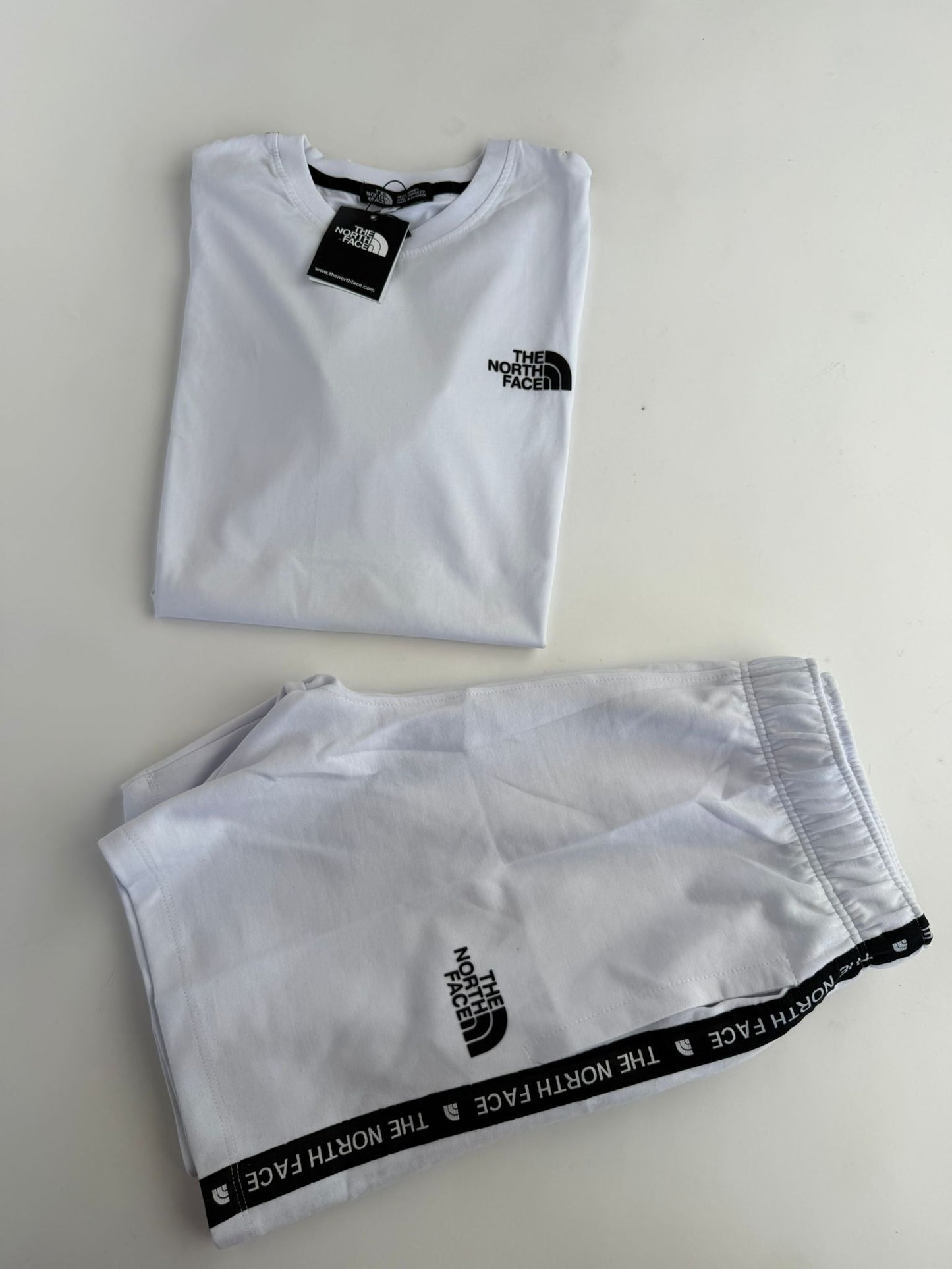 Conjunto corto north face blanco logo negro tiras