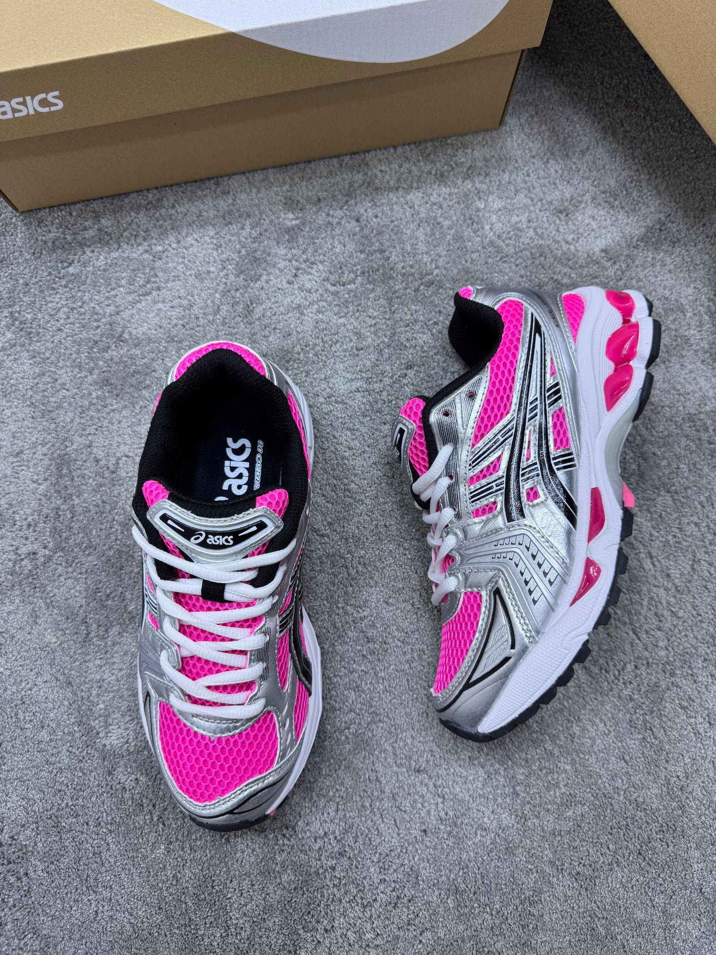 Asics GEL-KAYANO 14 rosas logo negro detalles grises