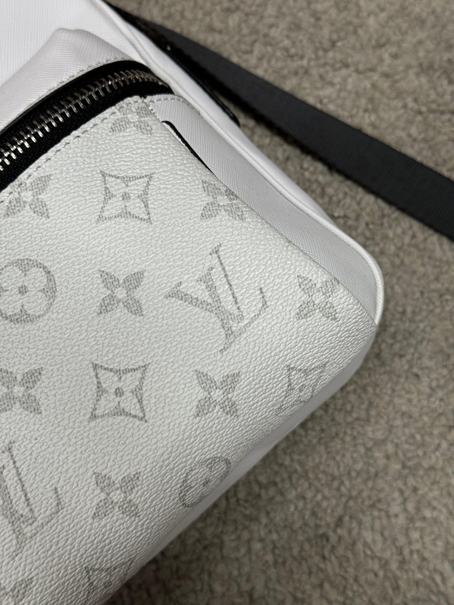 Bandolera lv blanca logo gris