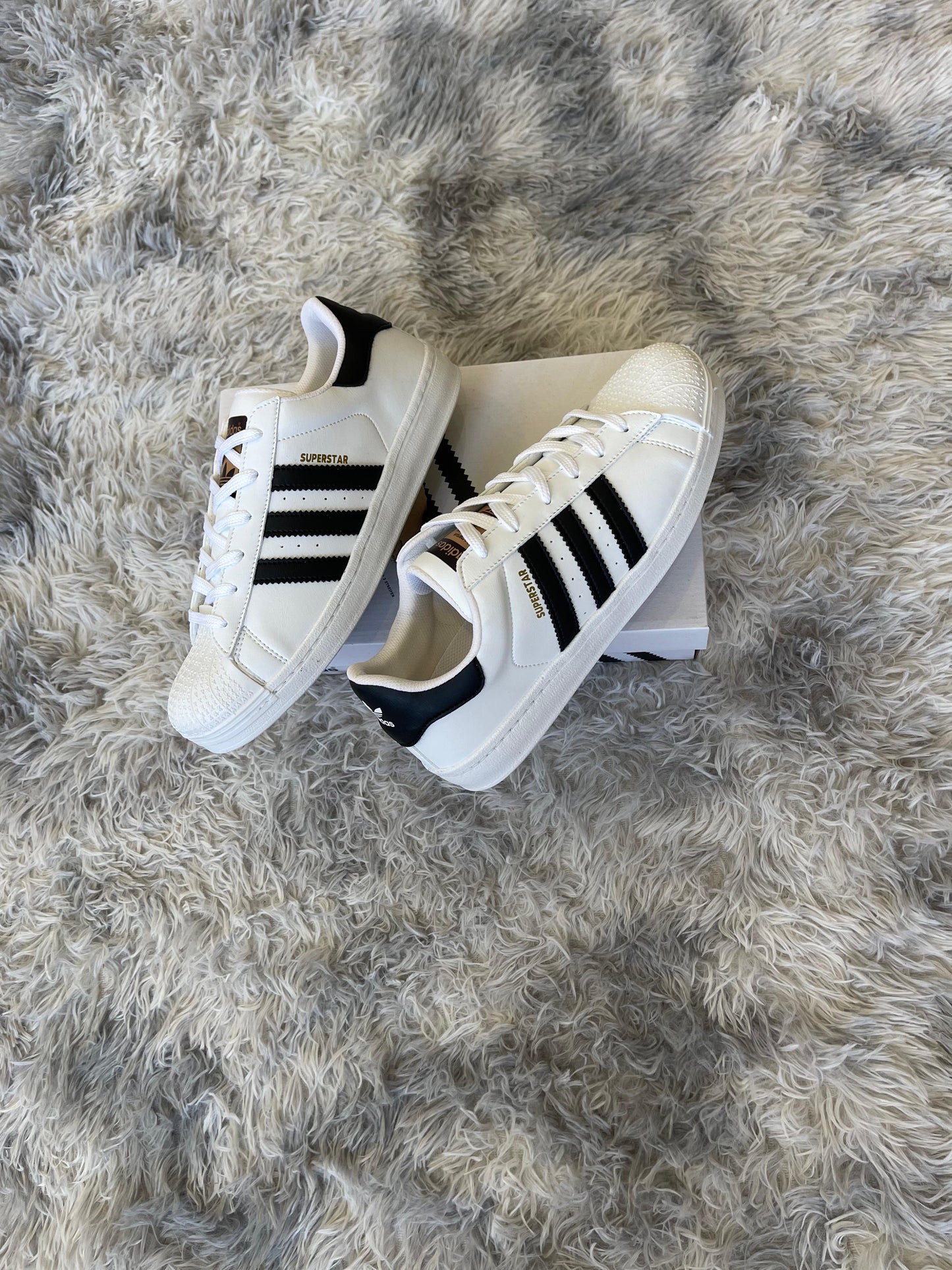Adidas Superstar blanca y negra logo dorado