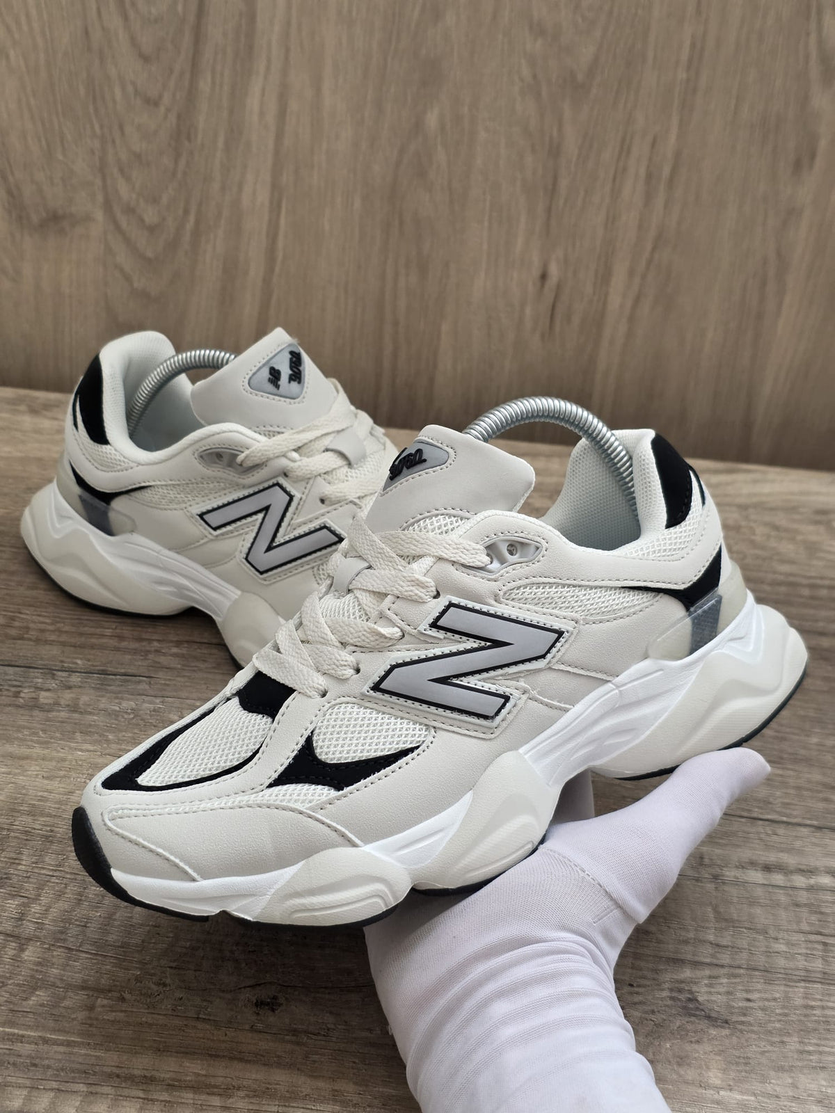 New balance 9060 blanca toques negros reflectiva