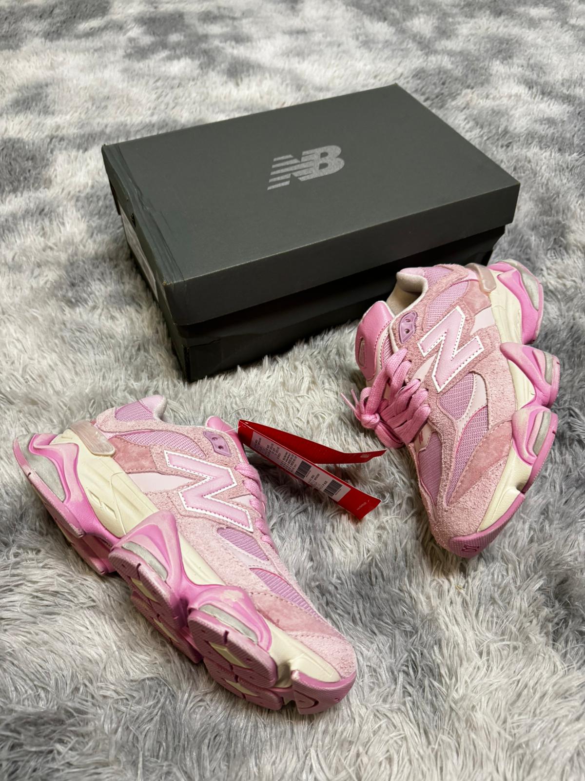 New Balance 9060 rosas detalles crema