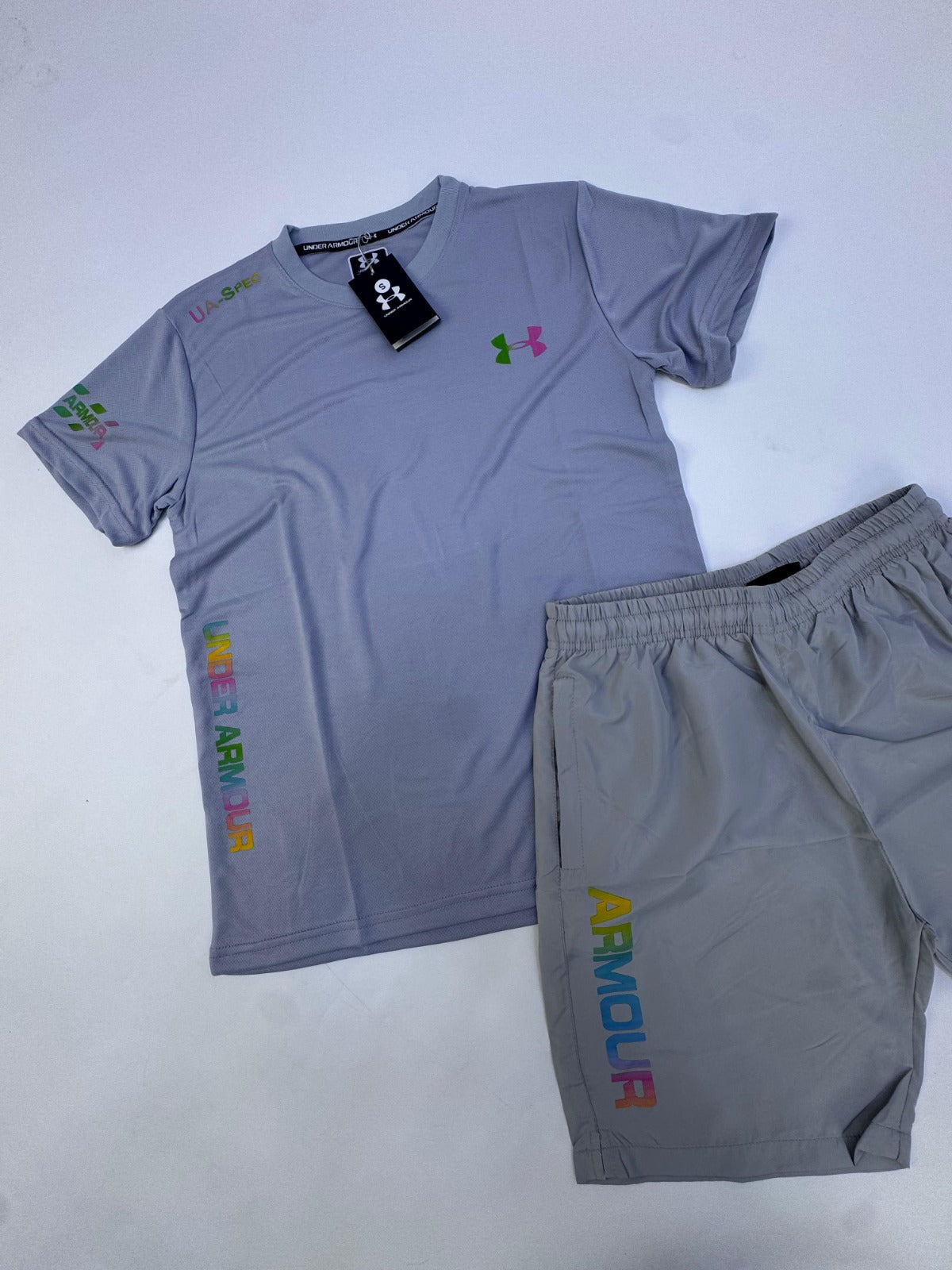 Conjunto corto Under Armour gris logo tricolor