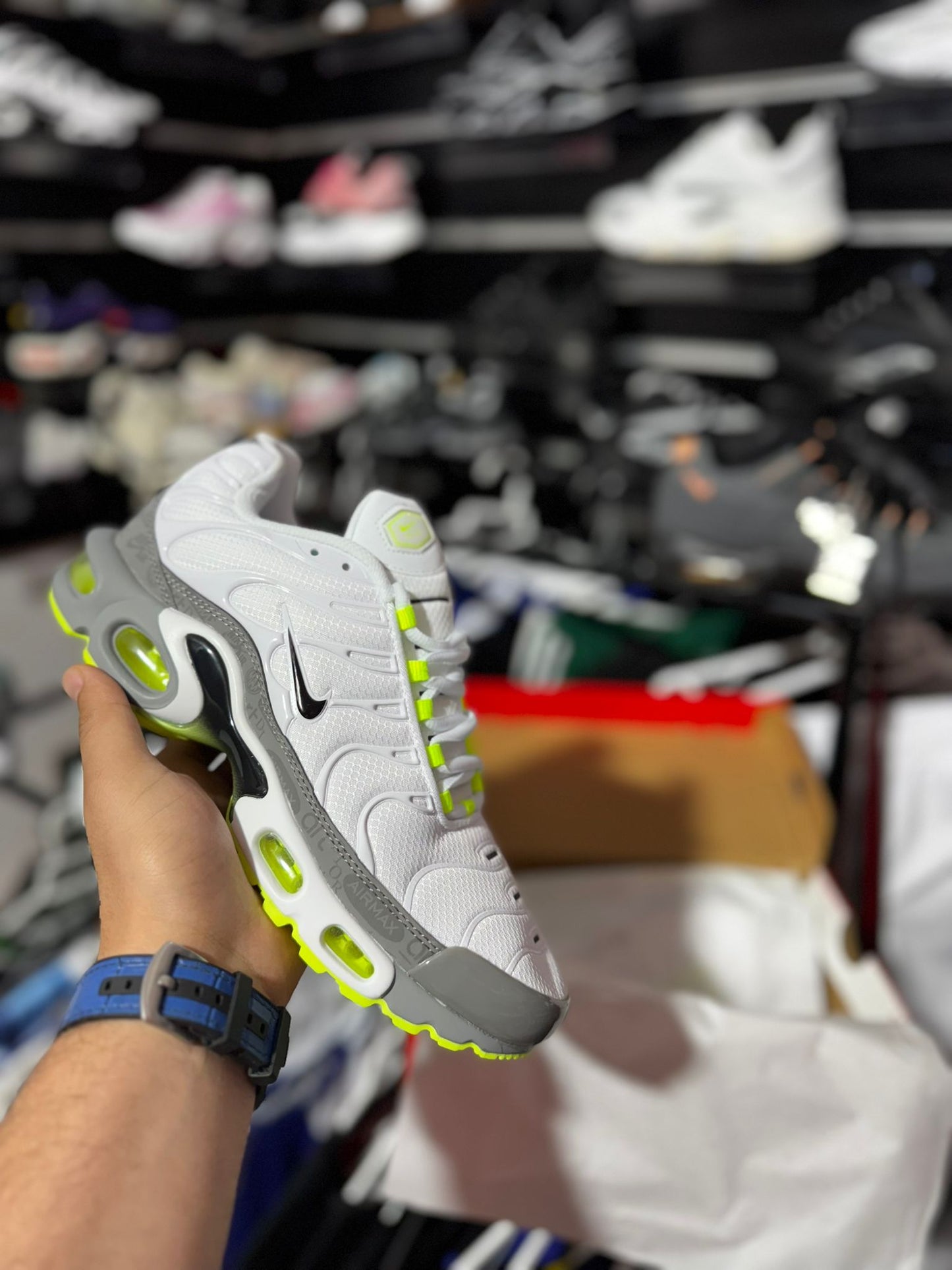 Nike tn blancas logo negro contorno blanco detalles fluor