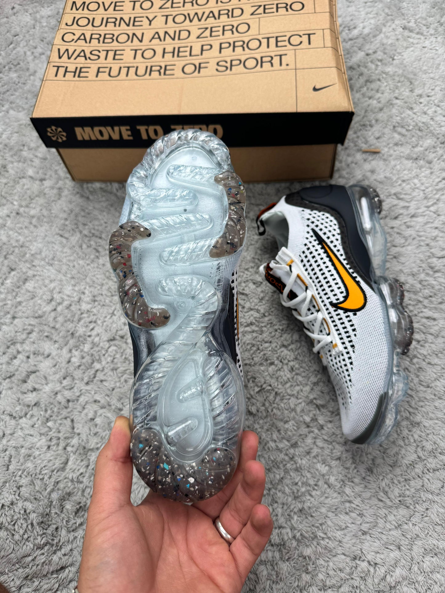 Vapormax 2024 blancas logo naranja contorno negro