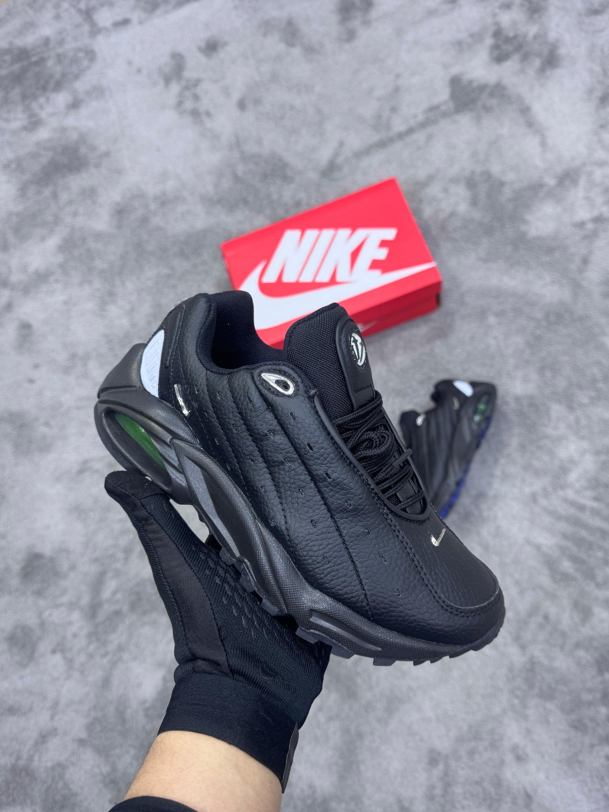 Nocta negra logo plateado