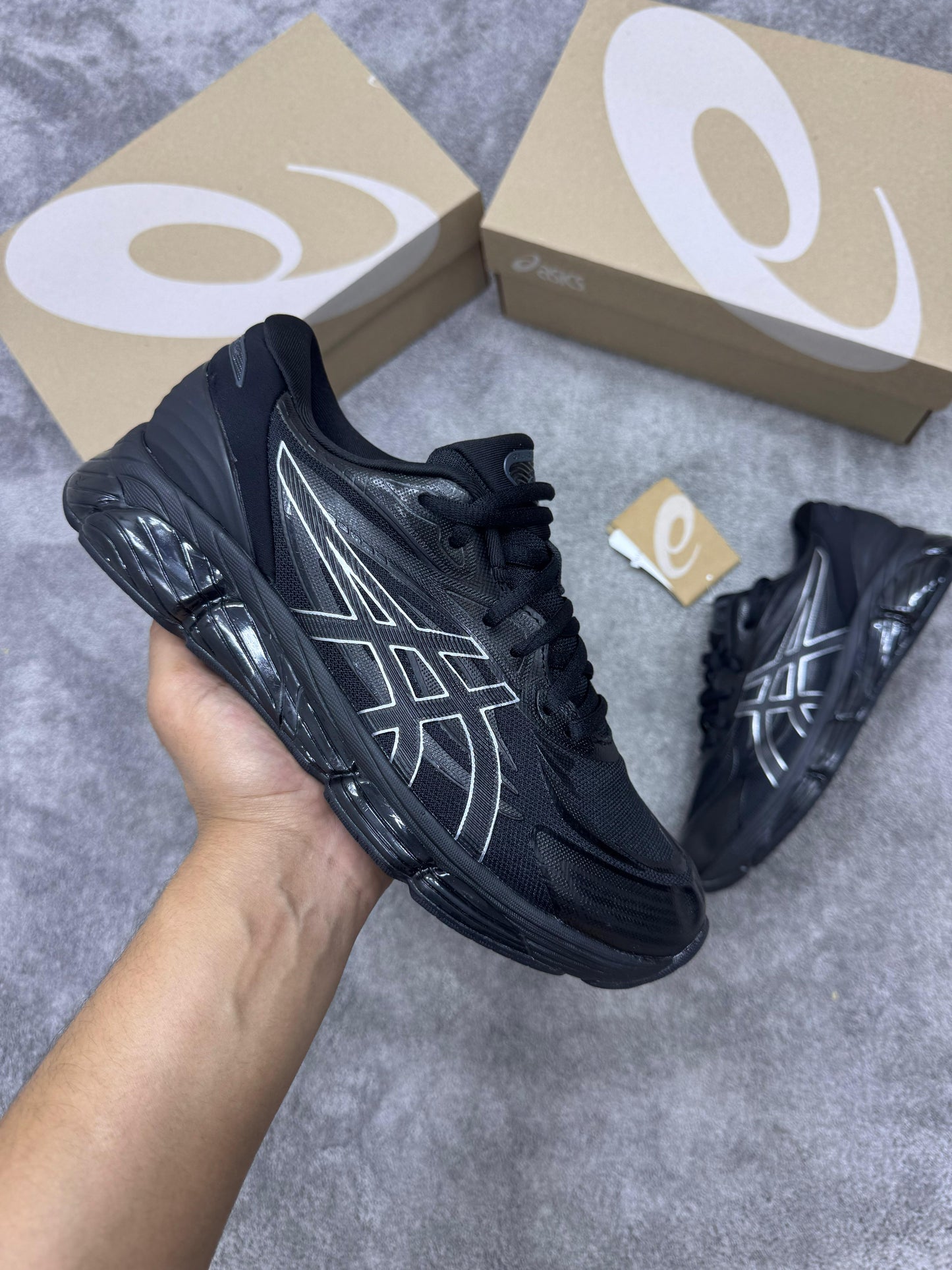 Asics GEL-QUANTUM 360 negras logo negro contorno blanco