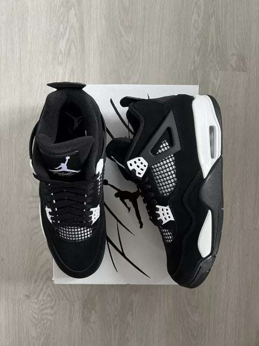 JORDAN 4 negras detalles blancos