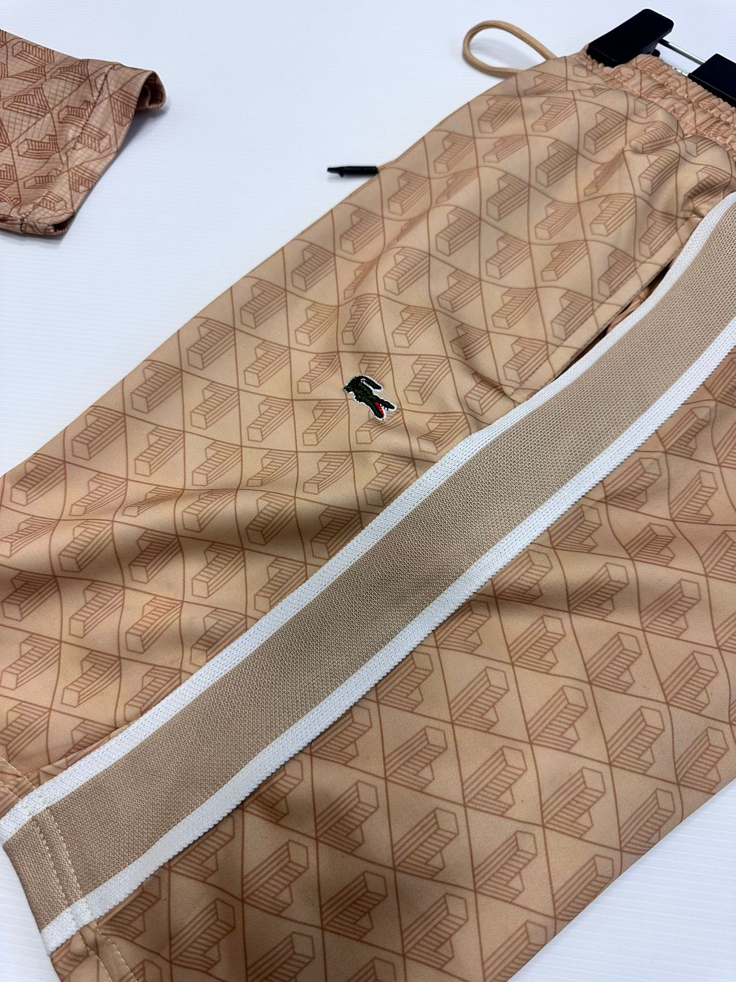 Conjunto lacoste marron claro logo verde
