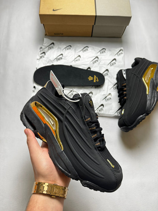 Nike nocta negro logo dorado