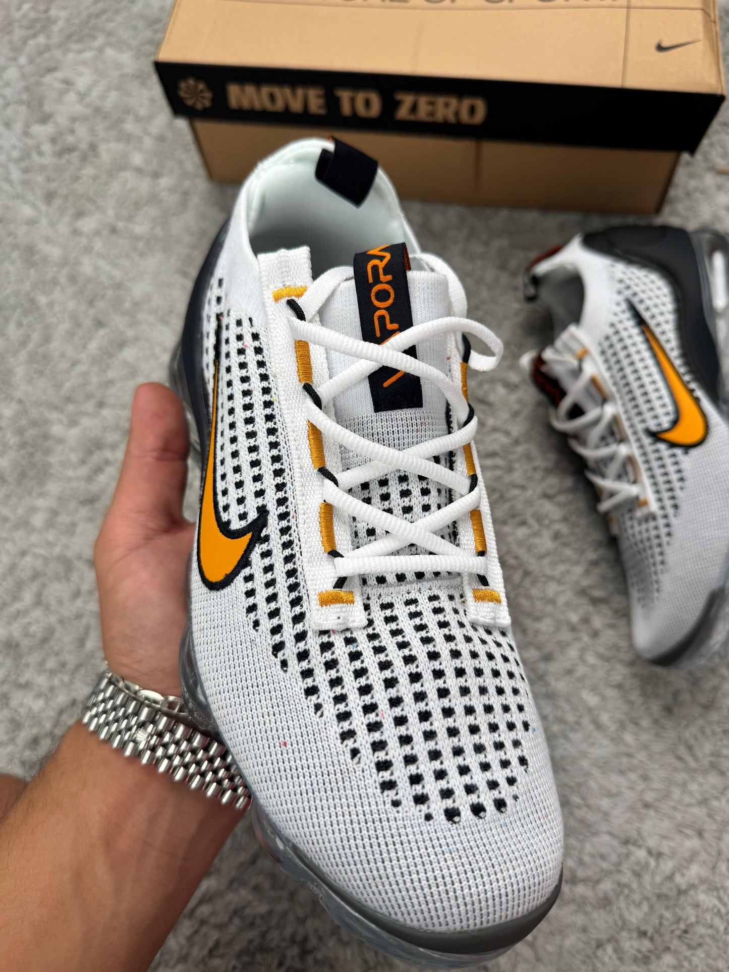 Vapormax 2024 blancas logo naranja contorno negro