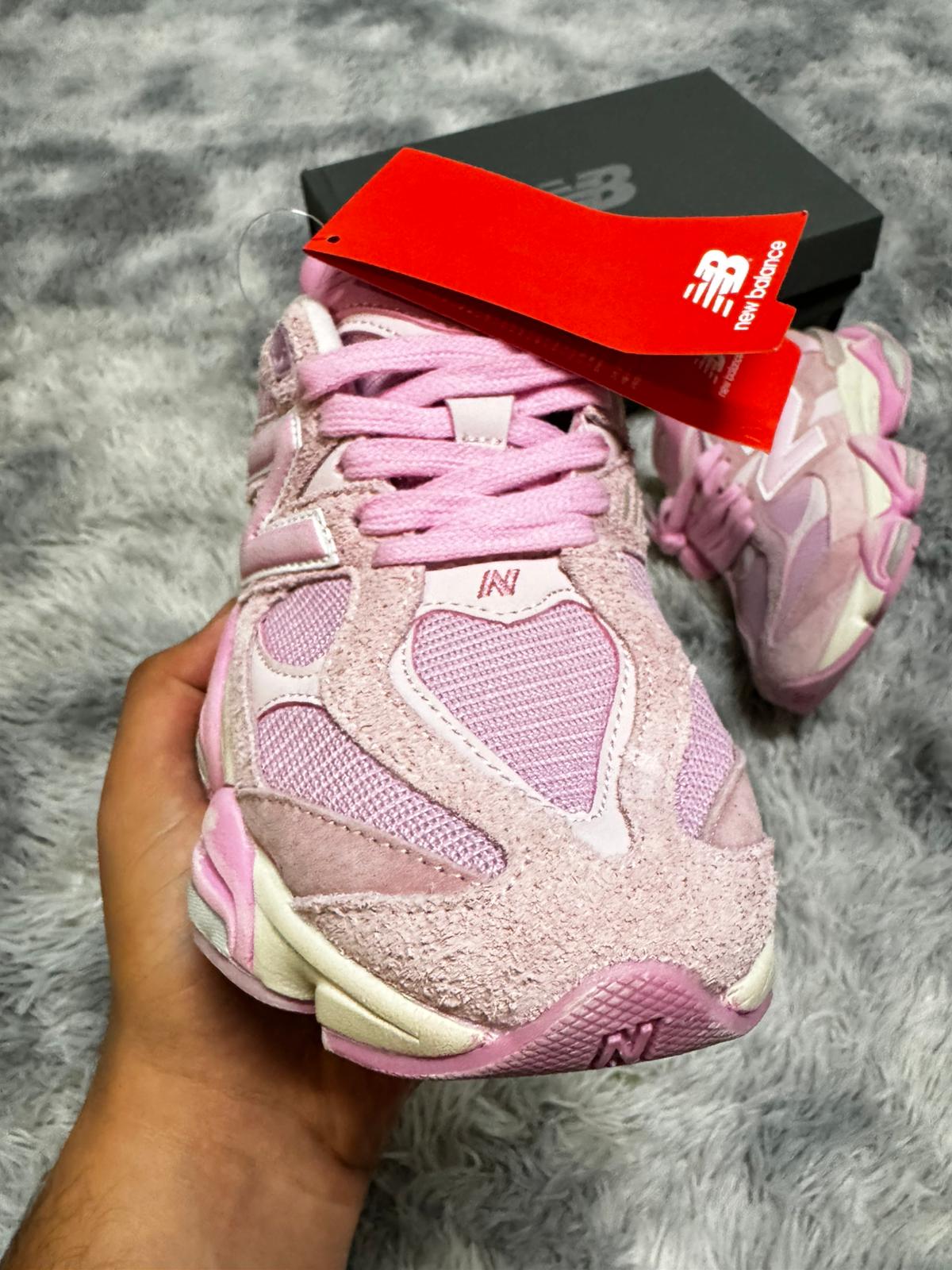 New Balance 9060 rosas detalles crema