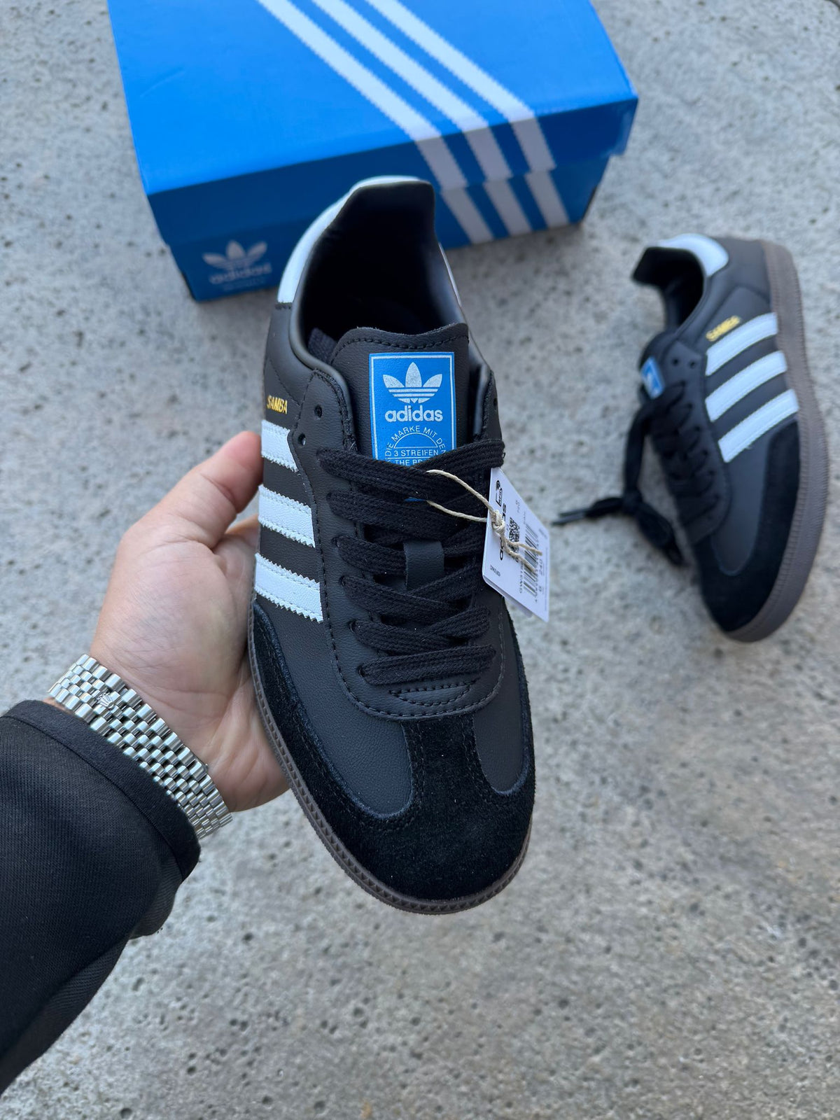 Adidas samba negra logo dorado lineas blancas