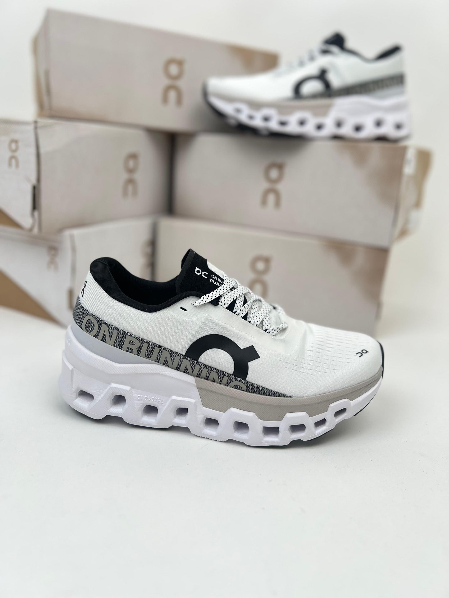Zapatillas On Running Cloudmonster 2 blancas logo negro