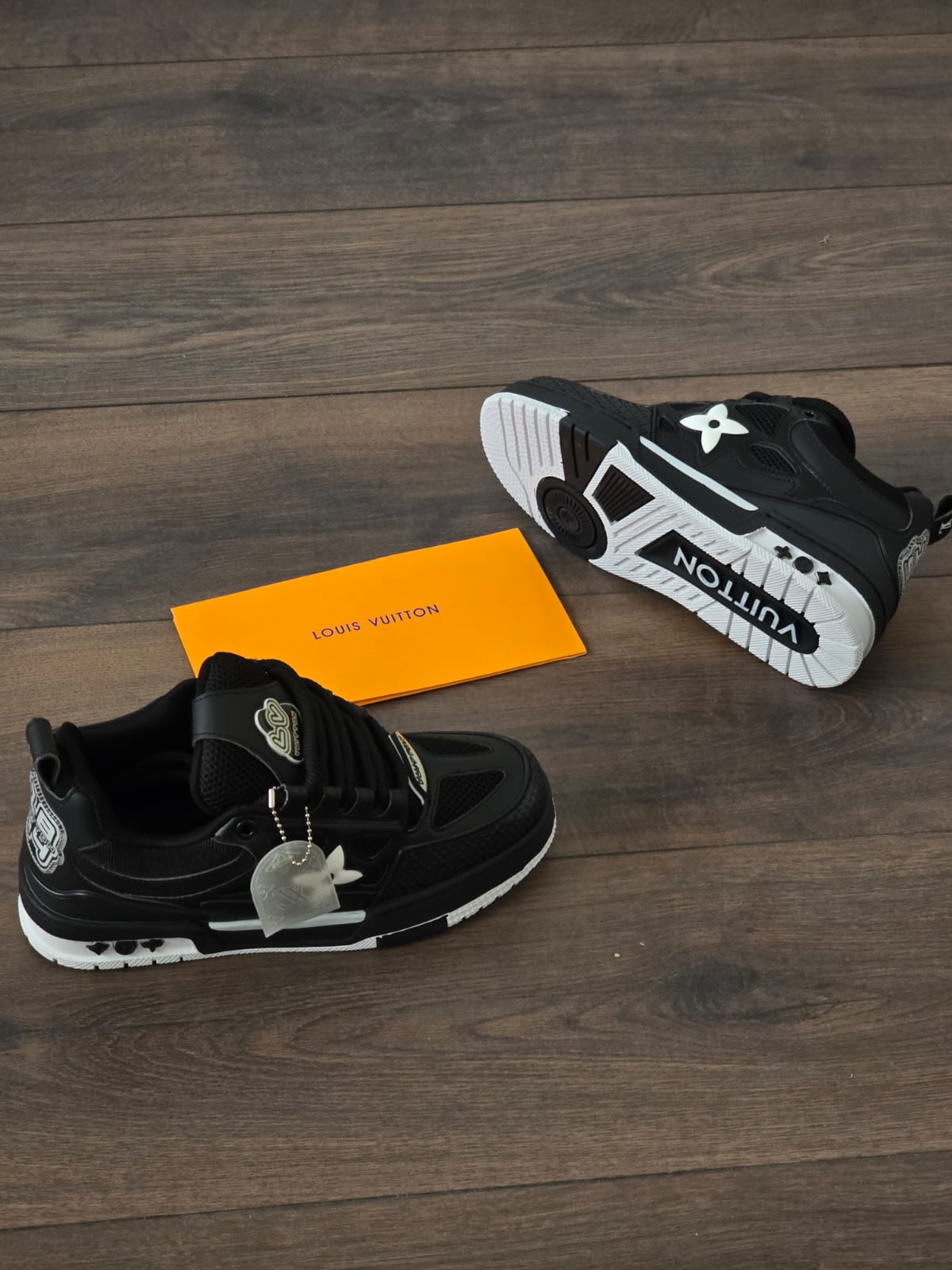Zapatillas lv skate negra suela blanca