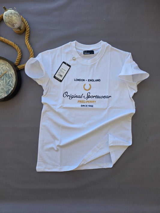 Camiseta fred perry blanca logo negro y dorado