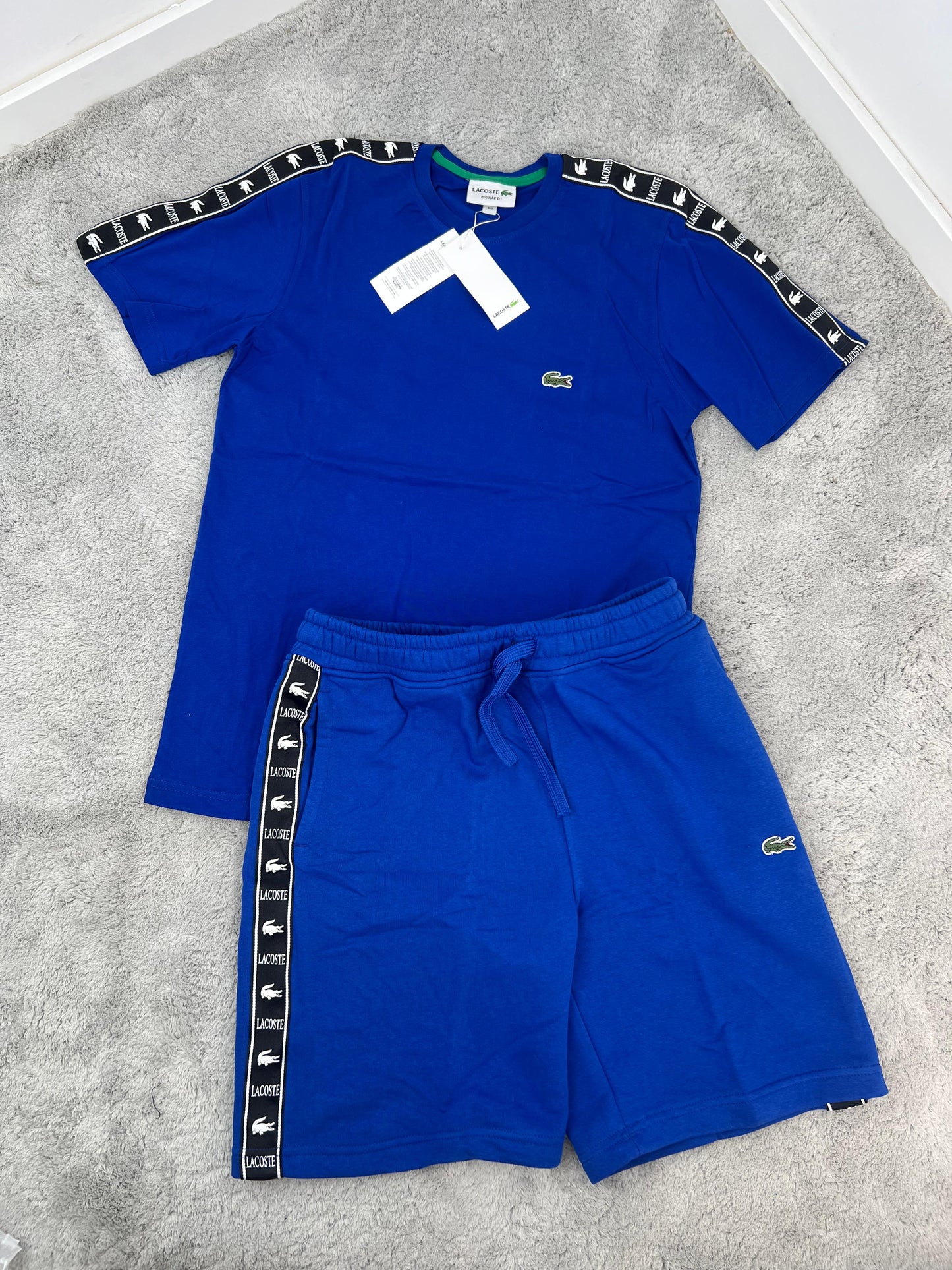 Conjunto corto lacoste azul logo verde lineas negras