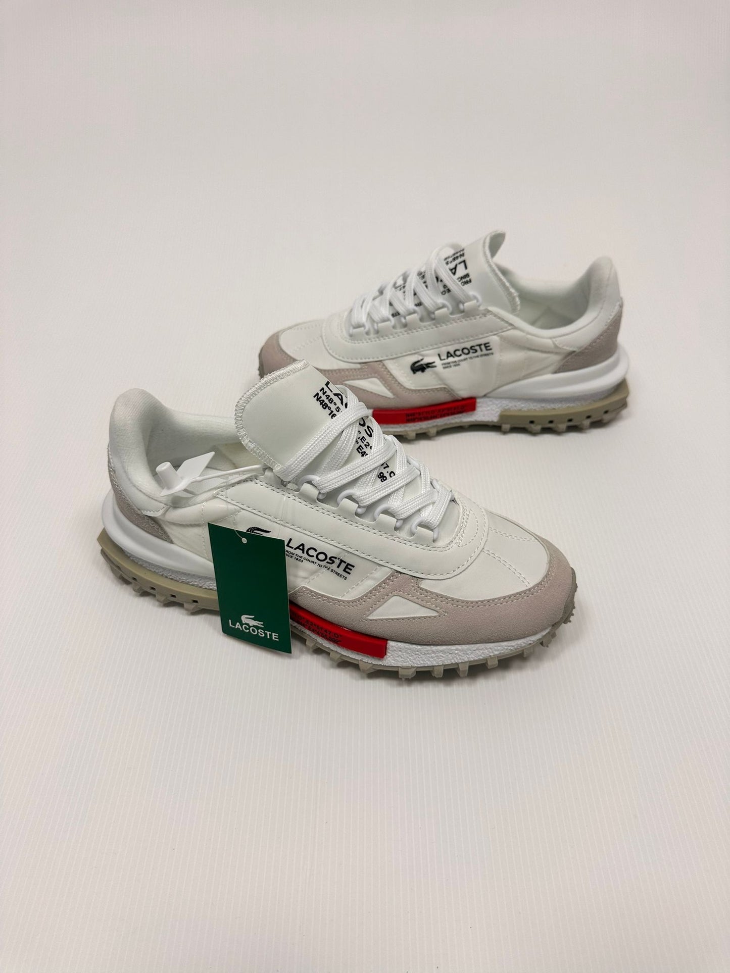 Zapatillas Lacoste blanco y gris logo negro detalles rojos