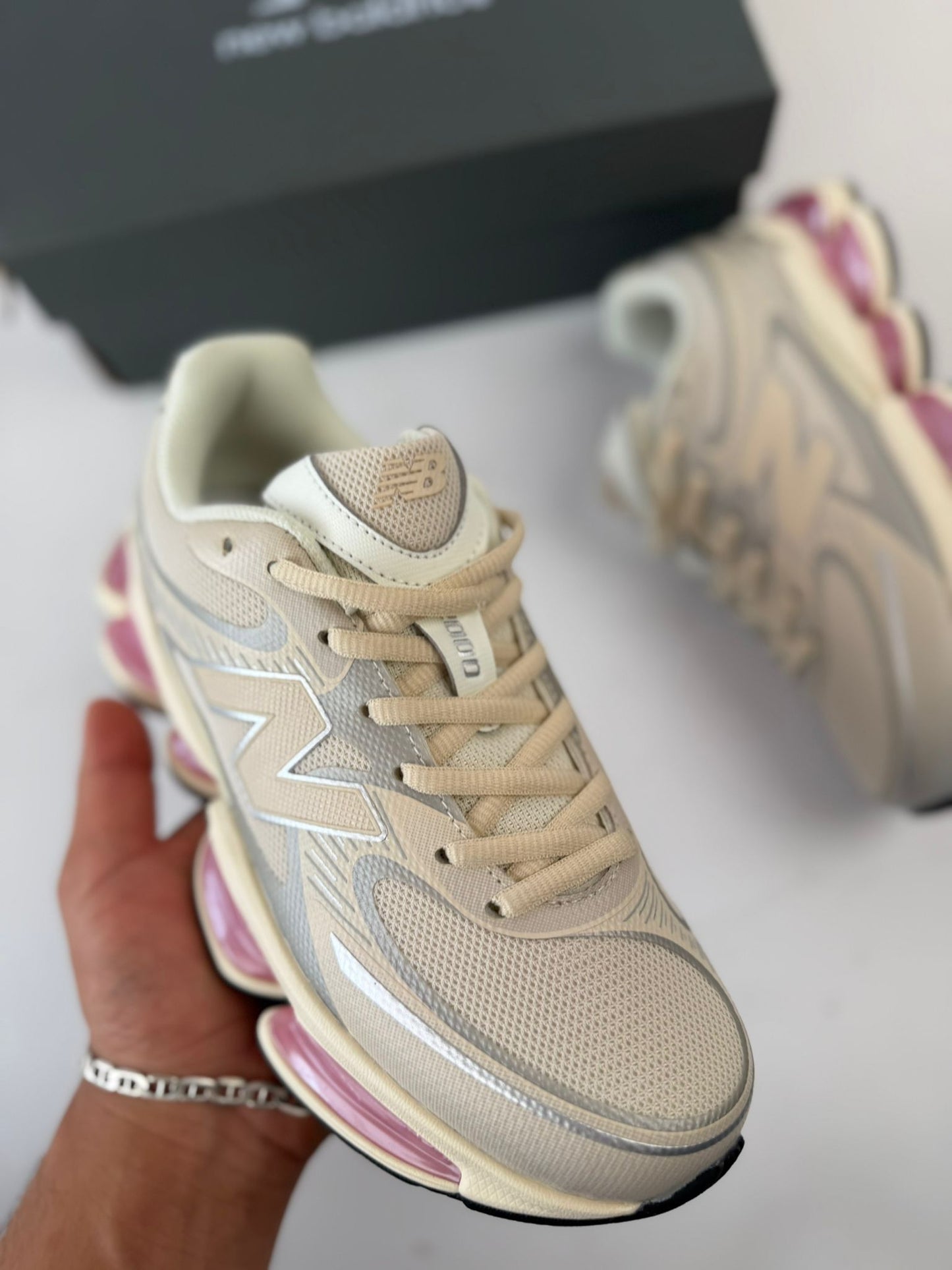 New Balance 2000 beige detalles grises y rosas
