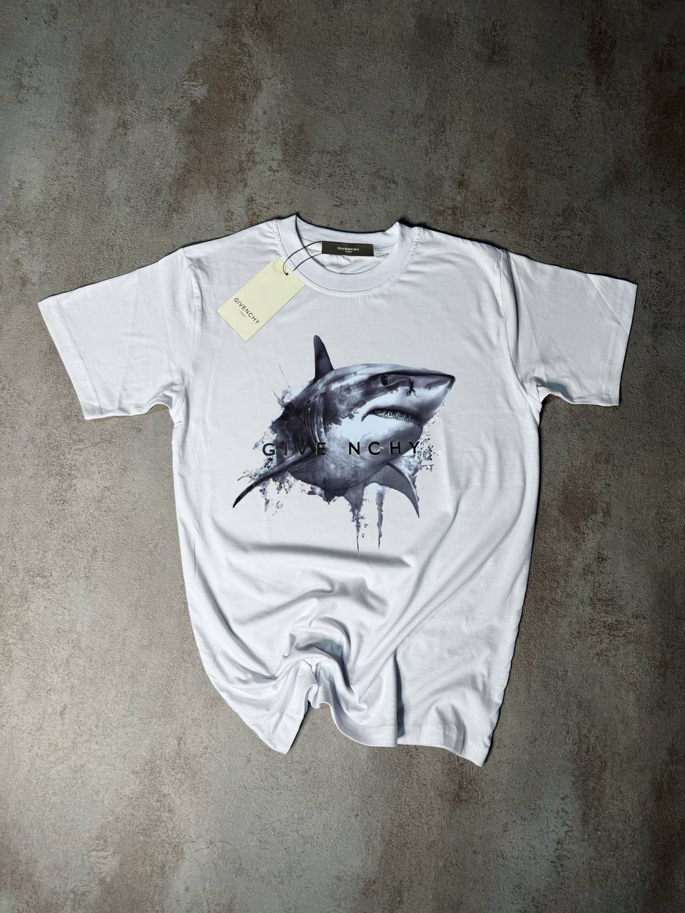 Camiseta Givenchy blanco logo negro tiburon