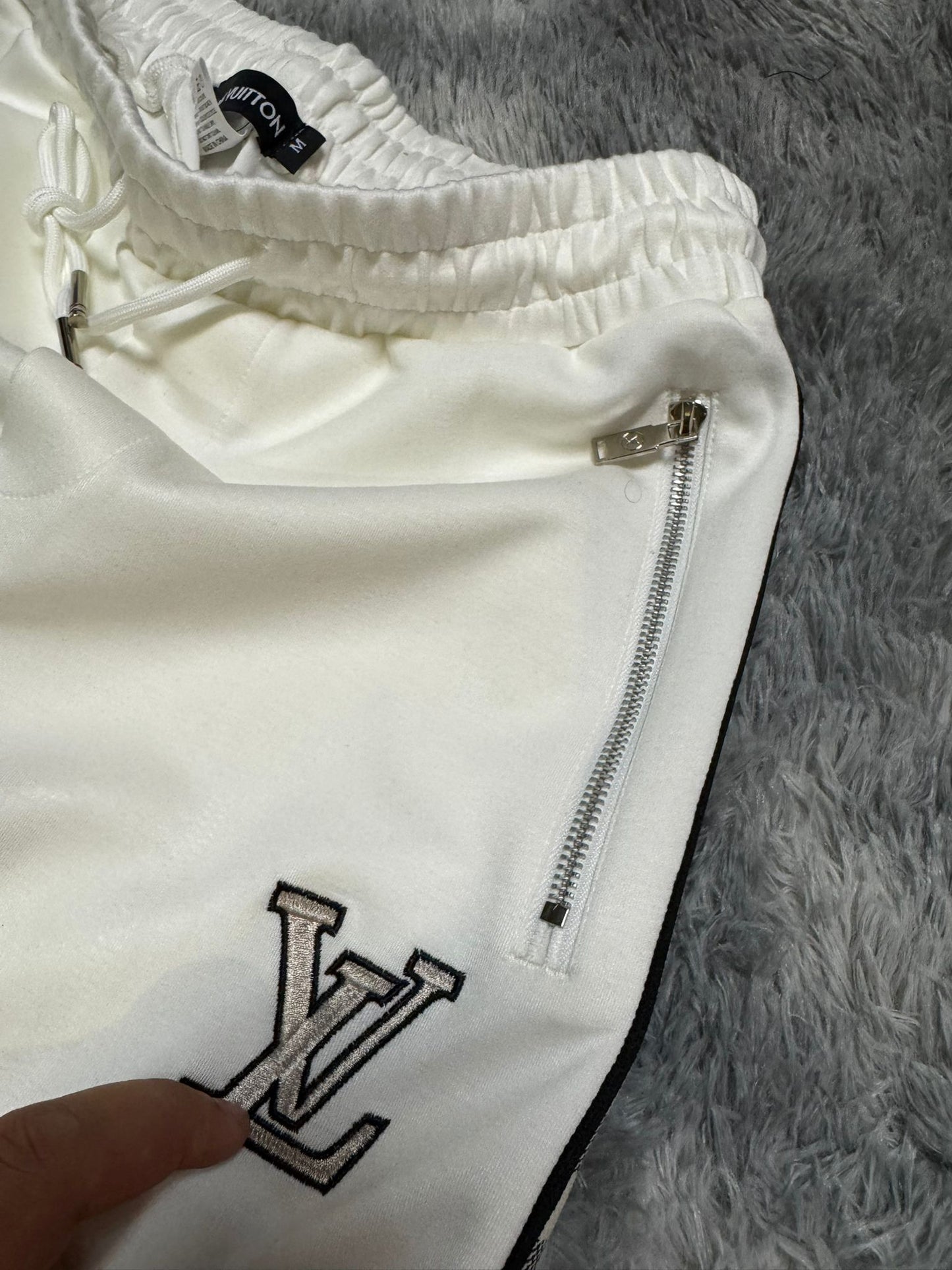 Chandal LV blanco logo negro detalles laterales