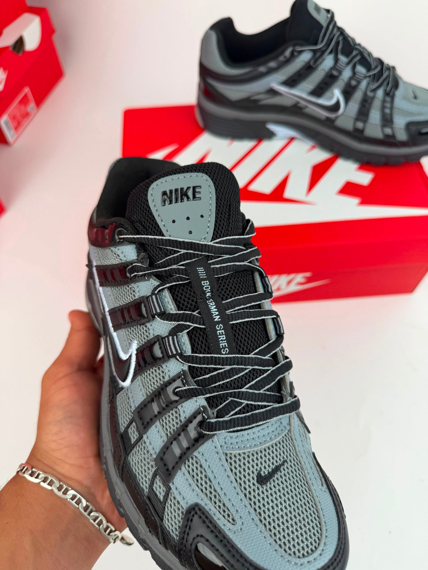 Nike P-6000 negras y grises logo negro contorno azul