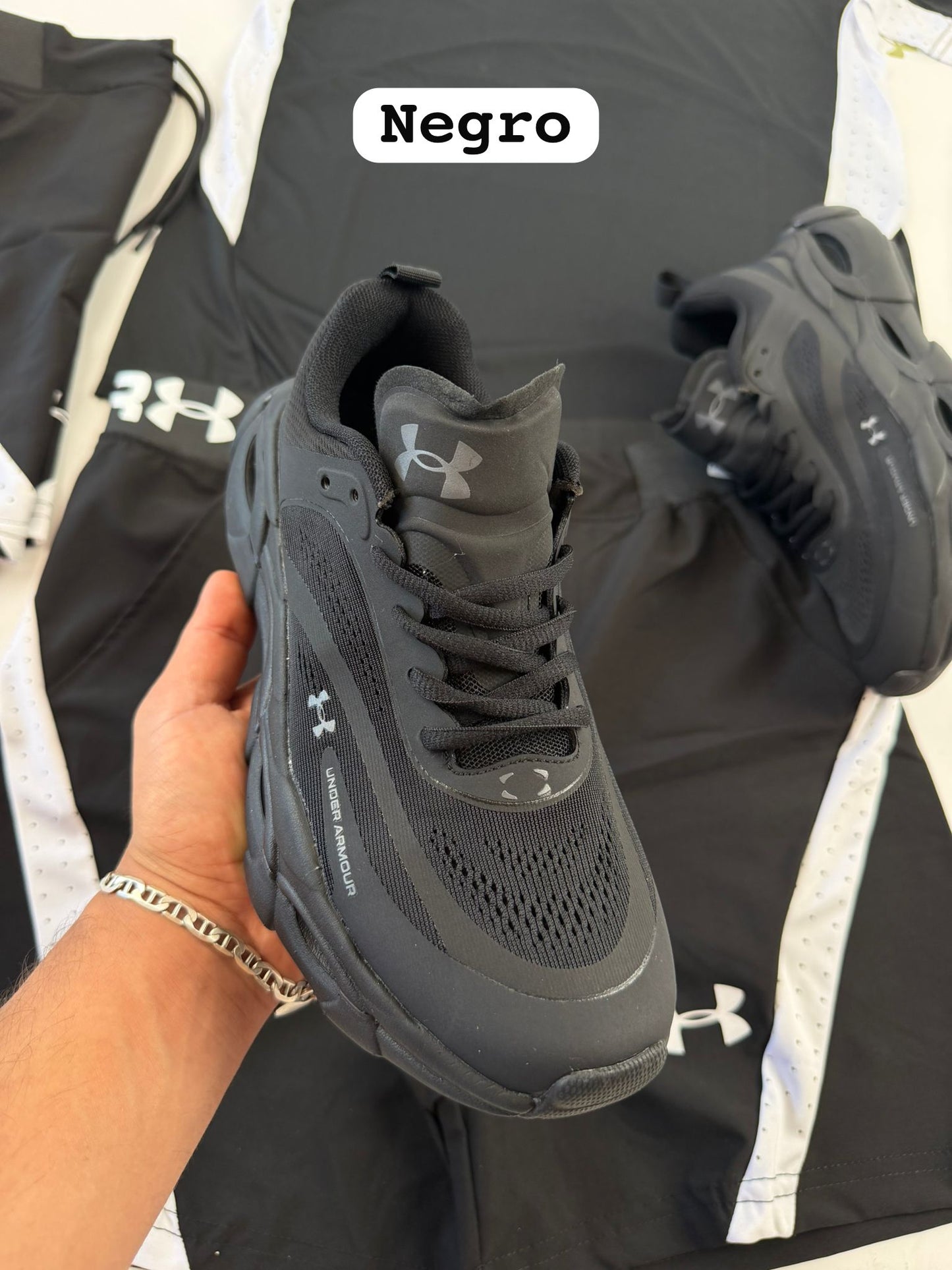 UNDER ARMOUR UA HOVER REACTOR negras logo blanco