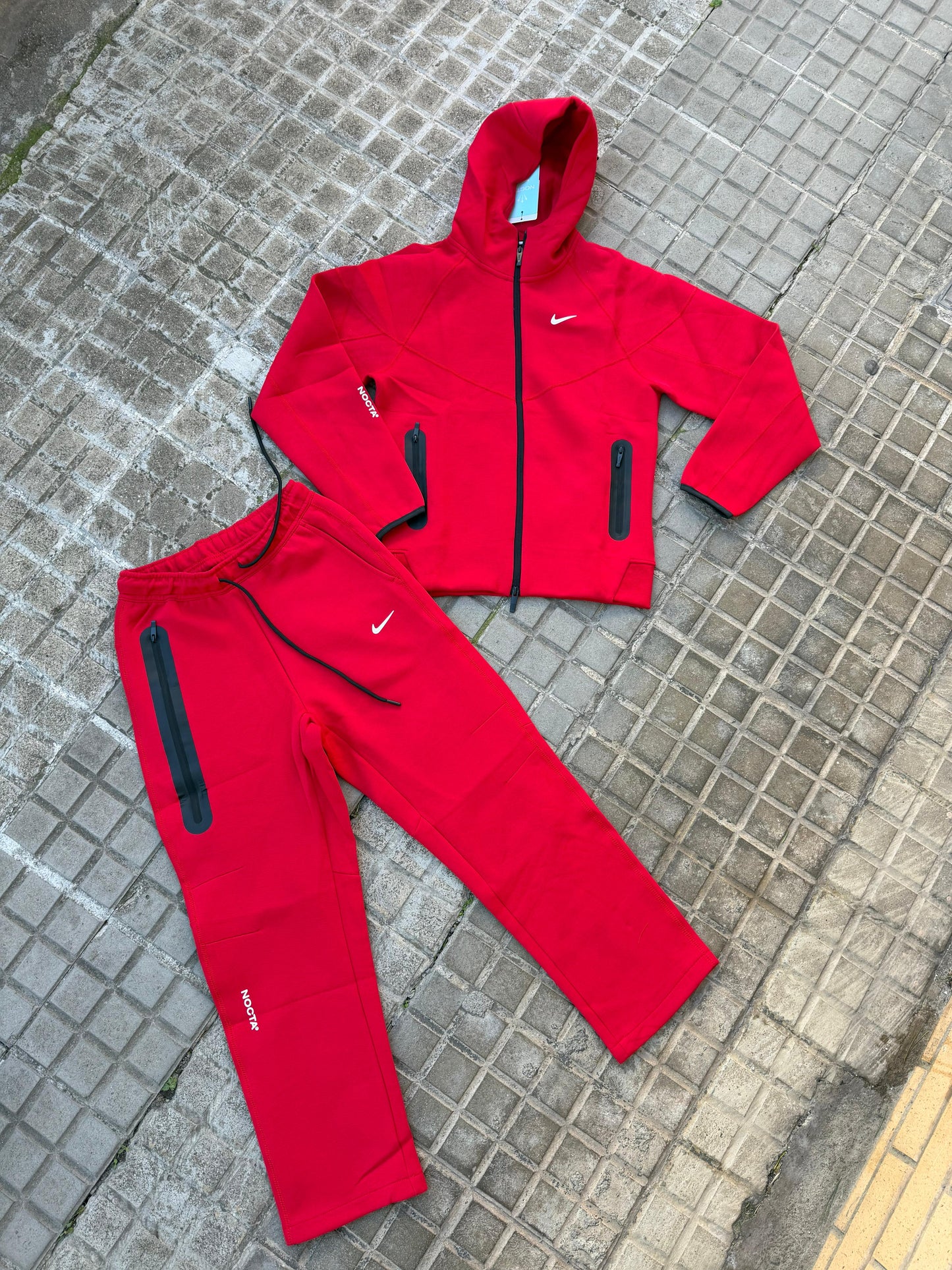 Nike tech rojo logo blanco x NOCTA